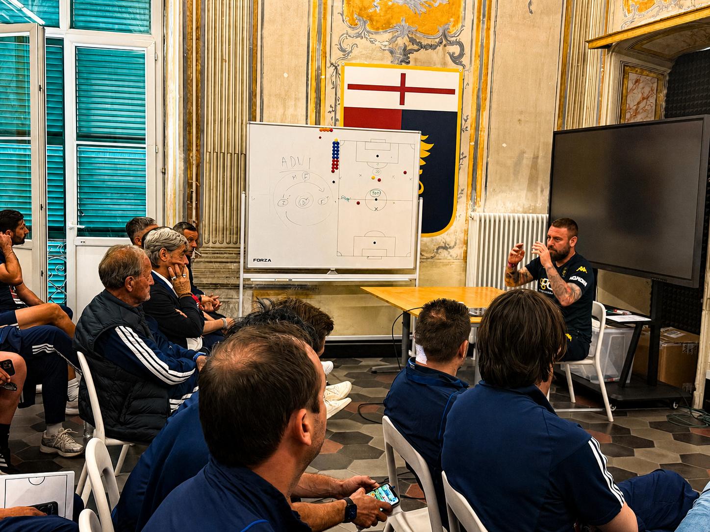Gli allievi del Master UEFA Pro al Genoa per uno stage. De Rossi: “Il confronto è sempre un arricchimento”