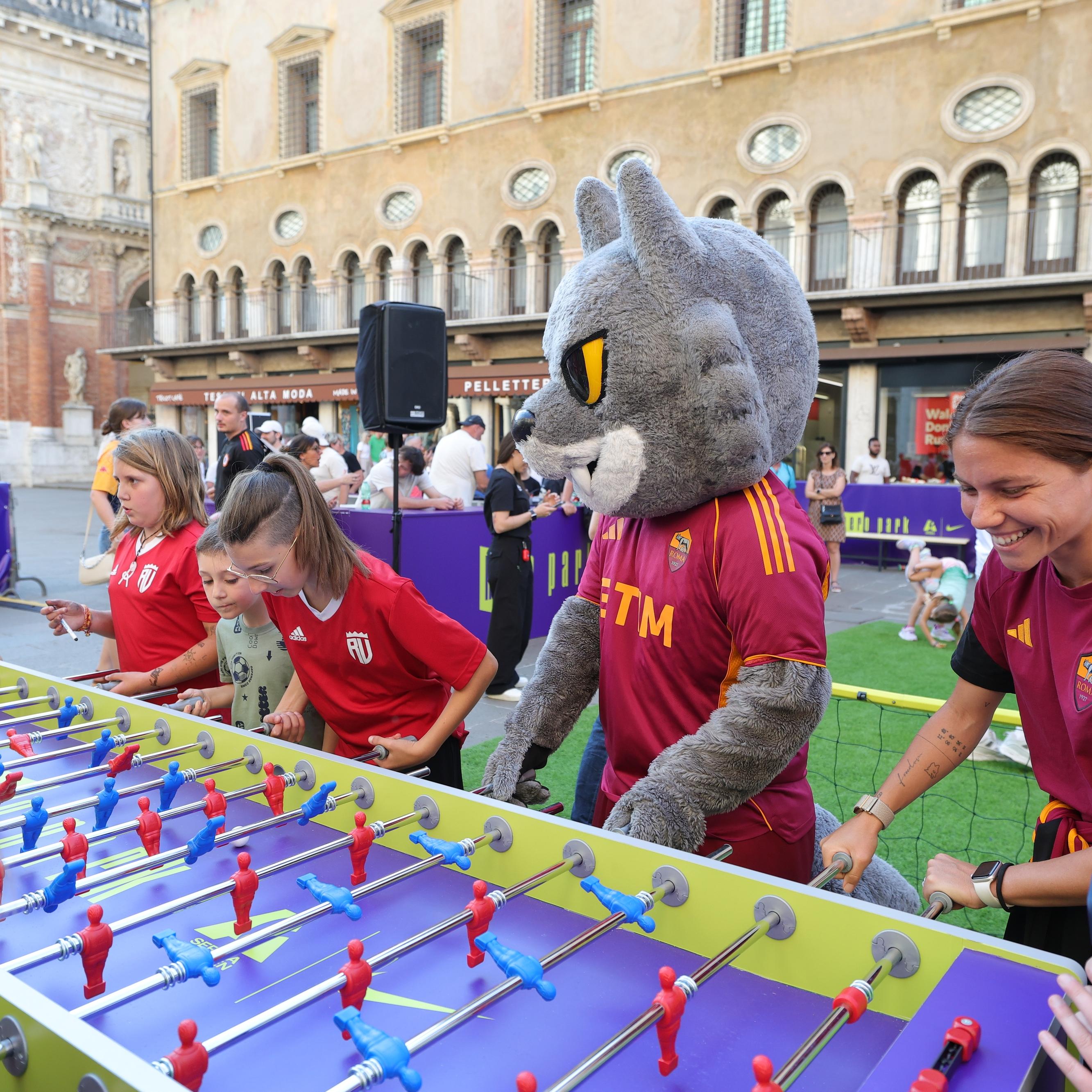 Che spettacolo l’Hero Park di Vicenza! Centinaia di tifosi al Fan Village tra musica, divertimento e selfie con le calciatrici, aspettando la finale