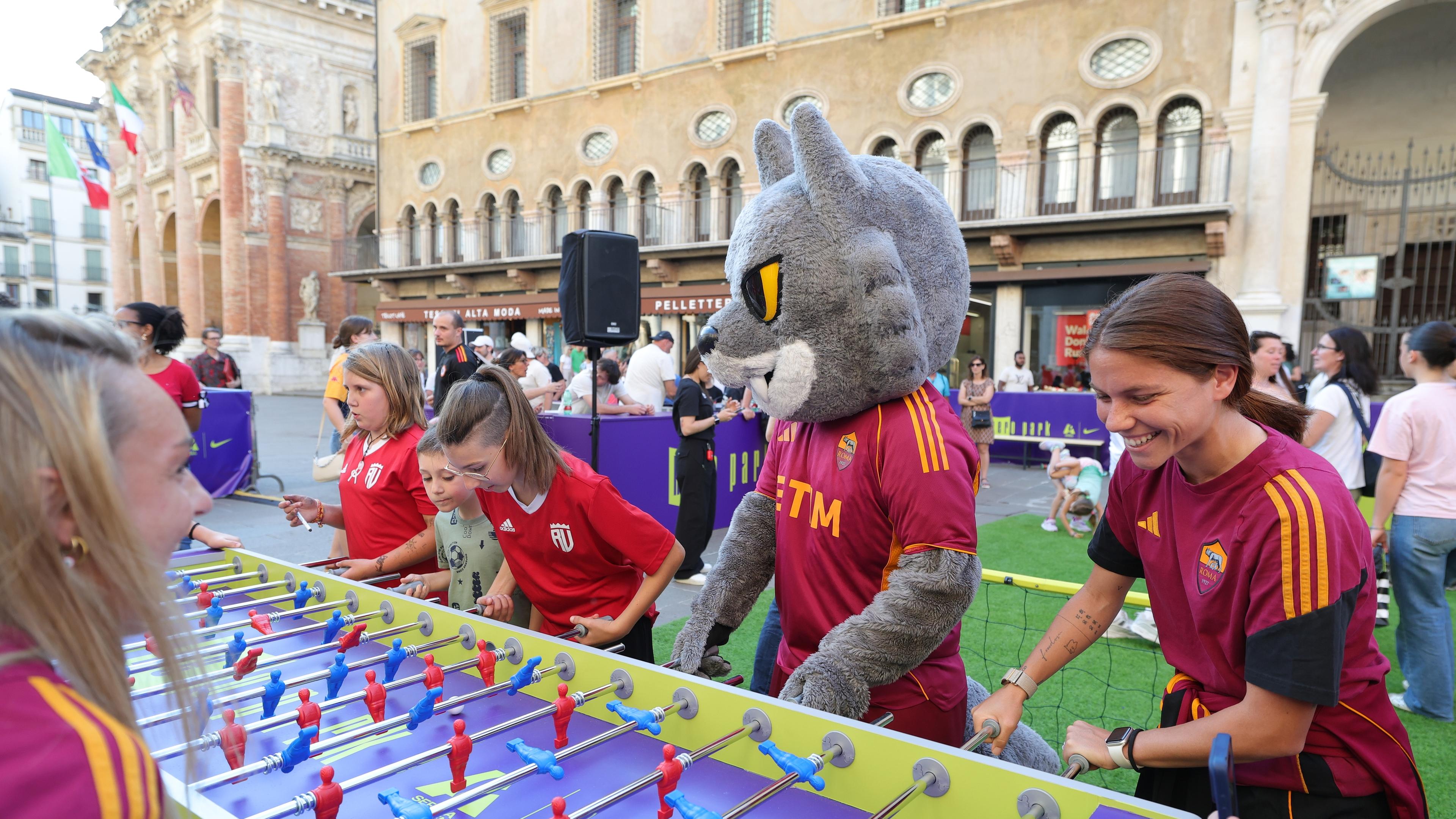 Che spettacolo l’Hero Park di Vicenza! Centinaia di tifosi al Fan Village tra musica, divertimento e selfie con le calciatrici, aspettando la finale