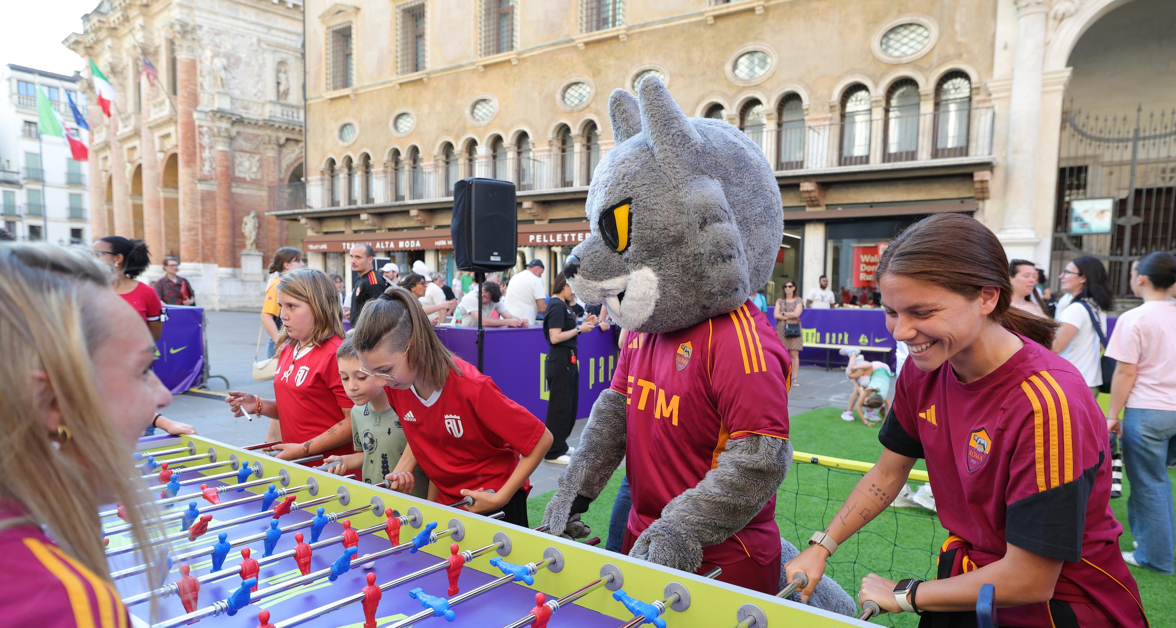 Che spettacolo l’Hero Park di Vicenza! Centinaia di tifosi al Fan Village tra musica, divertimento e selfie con le calciatrici, aspettando la finale