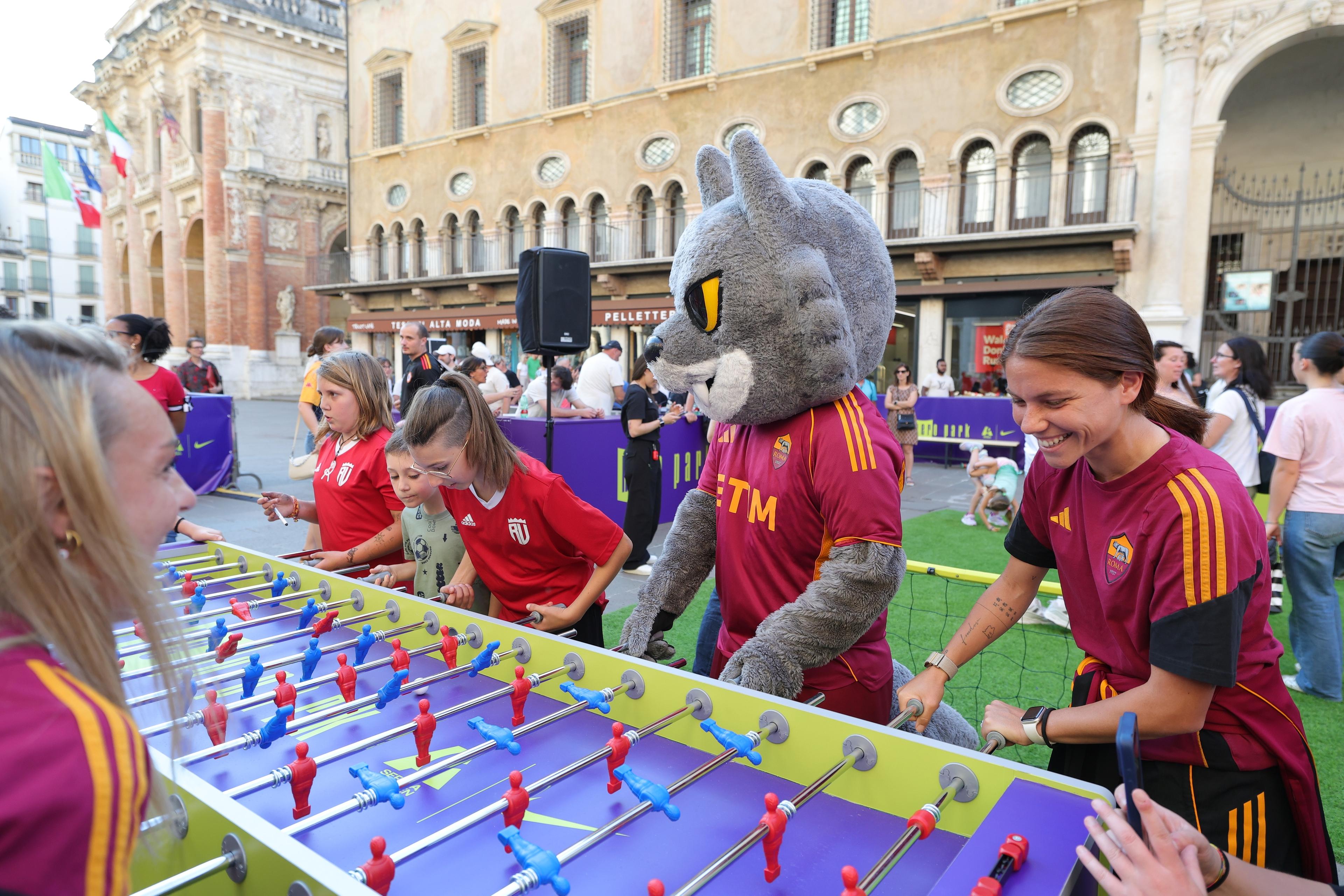 Che spettacolo l’Hero Park di Vicenza! Centinaia di tifosi al Fan Village tra musica, divertimento e selfie con le calciatrici, aspettando la finale