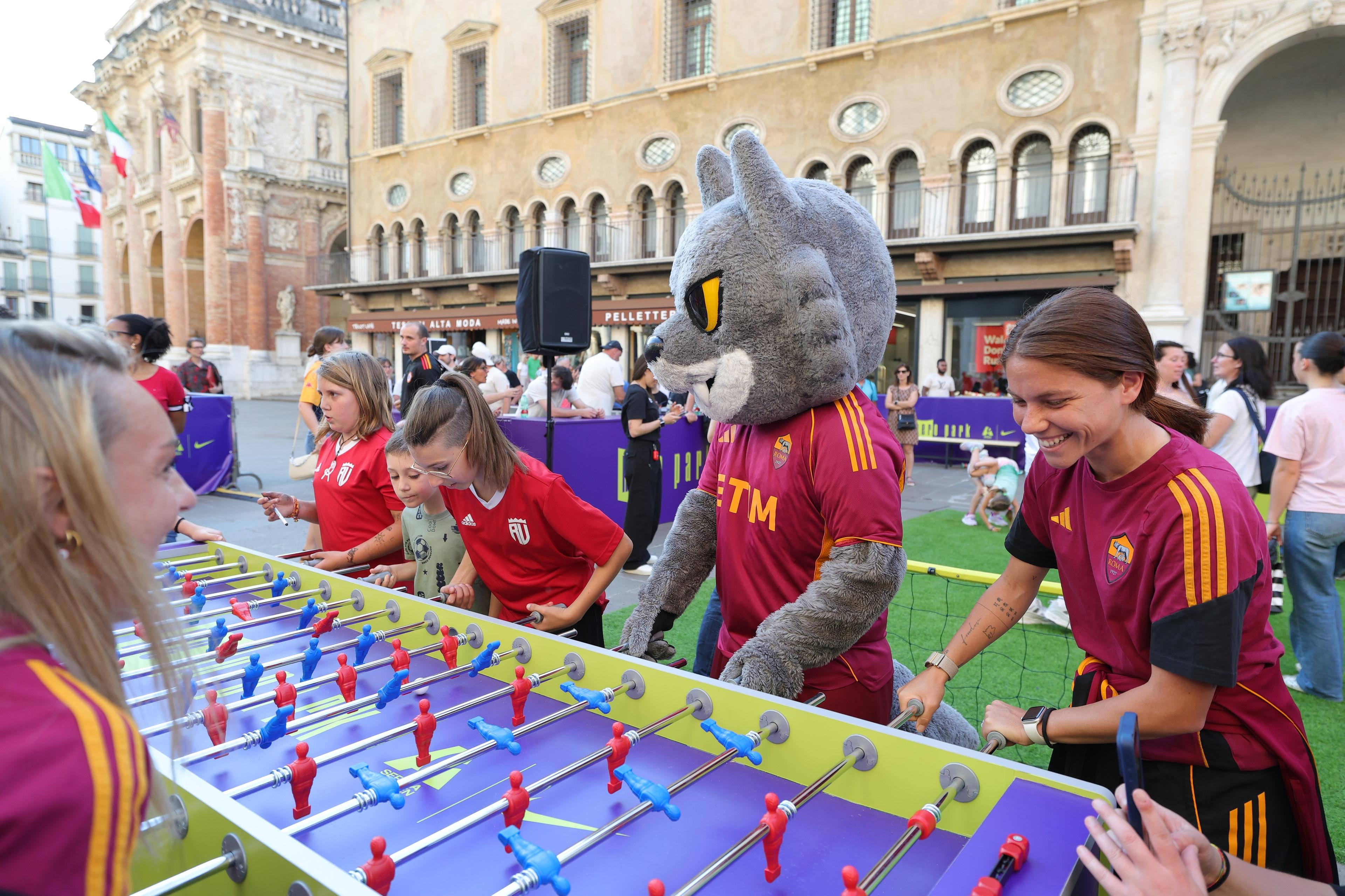 Che spettacolo l’Hero Park di Vicenza! Centinaia di tifosi al Fan Village tra musica, divertimento e selfie con le calciatrici, aspettando la finale