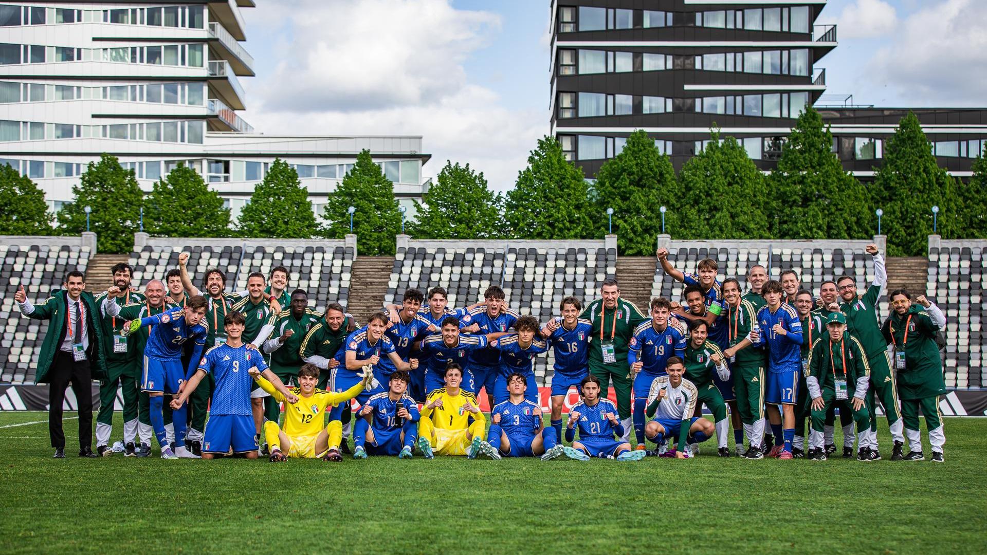 Italy book their place in the semi-finals: 3-3 draw with Denmark seals top spot. Franceschini: “Proud of the boys.”