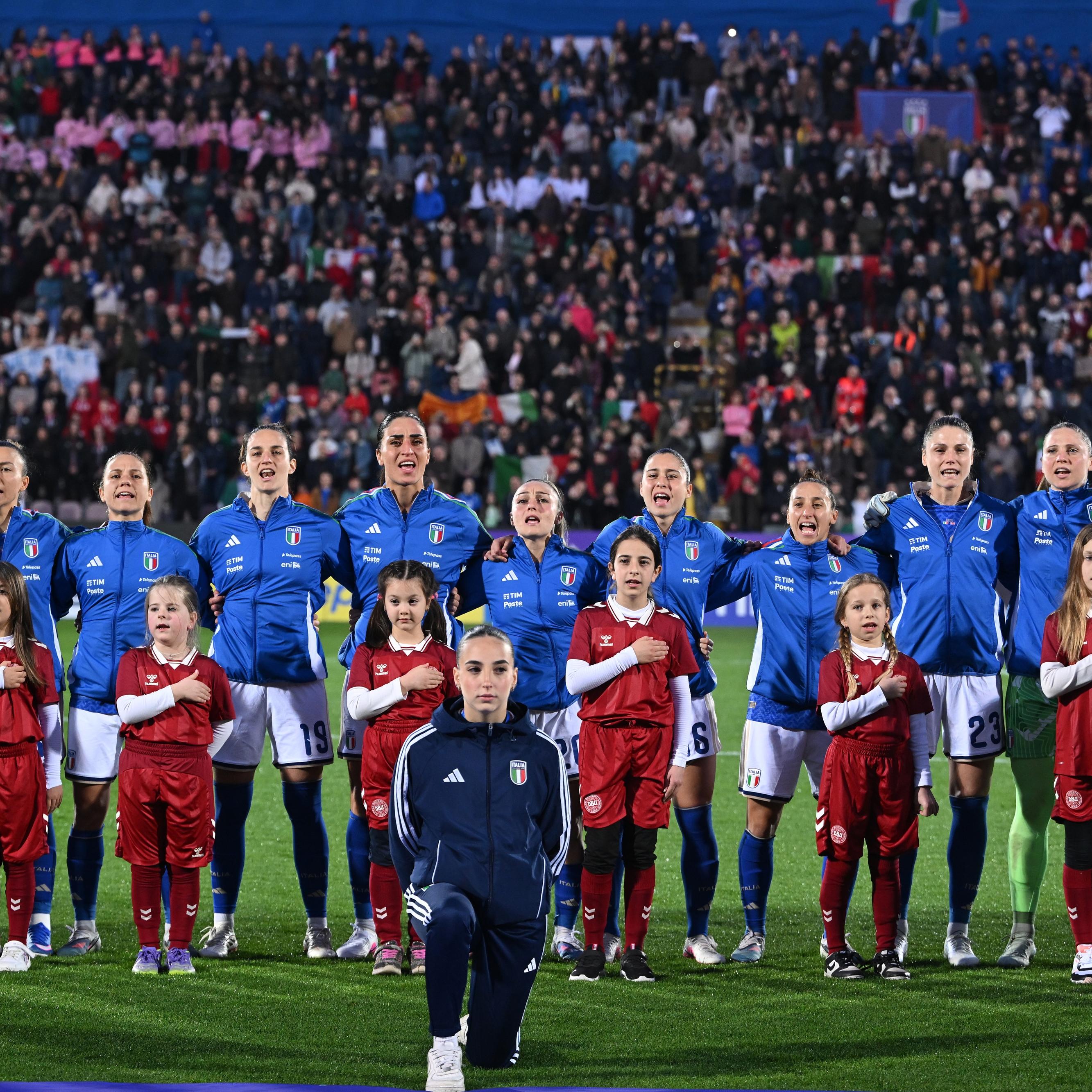 A Pisa il nuovo capitolo del binomio Azzurre-musica: nell’intervallo del match con la Serbia spazio all’esibizione di Lorenzo Fragola