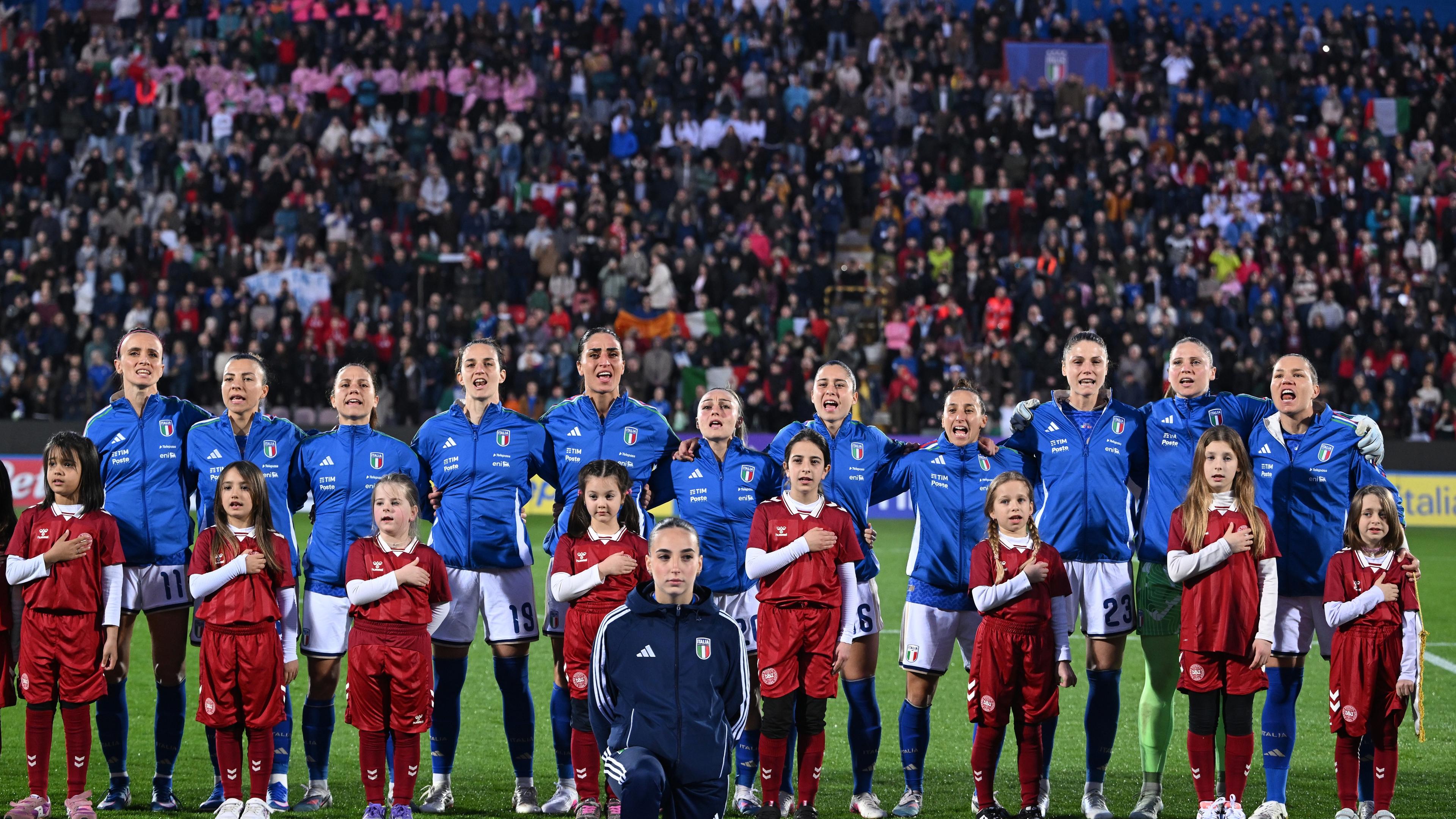 A Pisa il nuovo capitolo del binomio Azzurre-musica: nell’intervallo del match con la Serbia spazio all’esibizione di Lorenzo Fragola