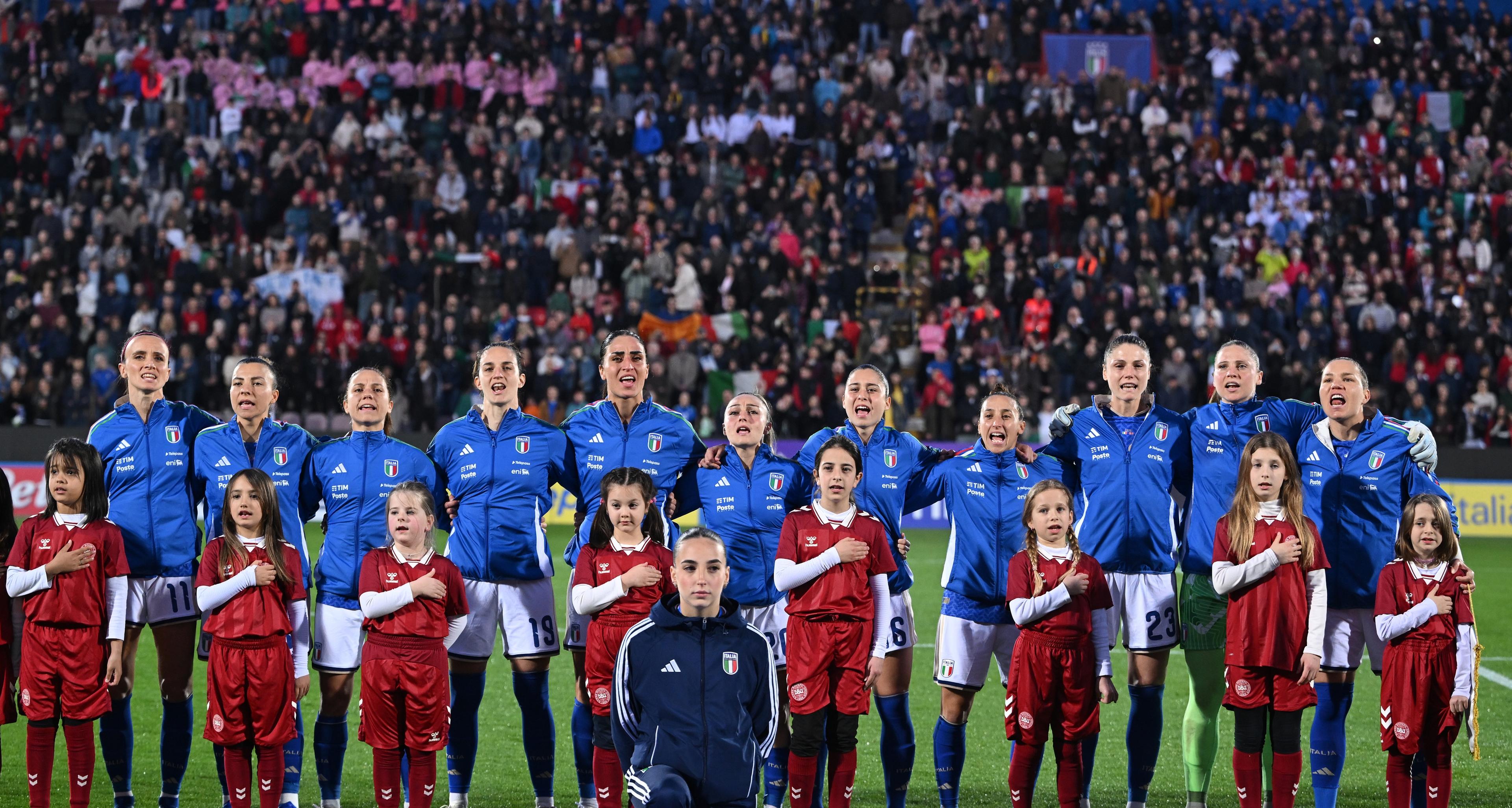 A Pisa il nuovo capitolo del binomio Azzurre-musica: nell’intervallo del match con la Serbia spazio all’esibizione di Lorenzo Fragola