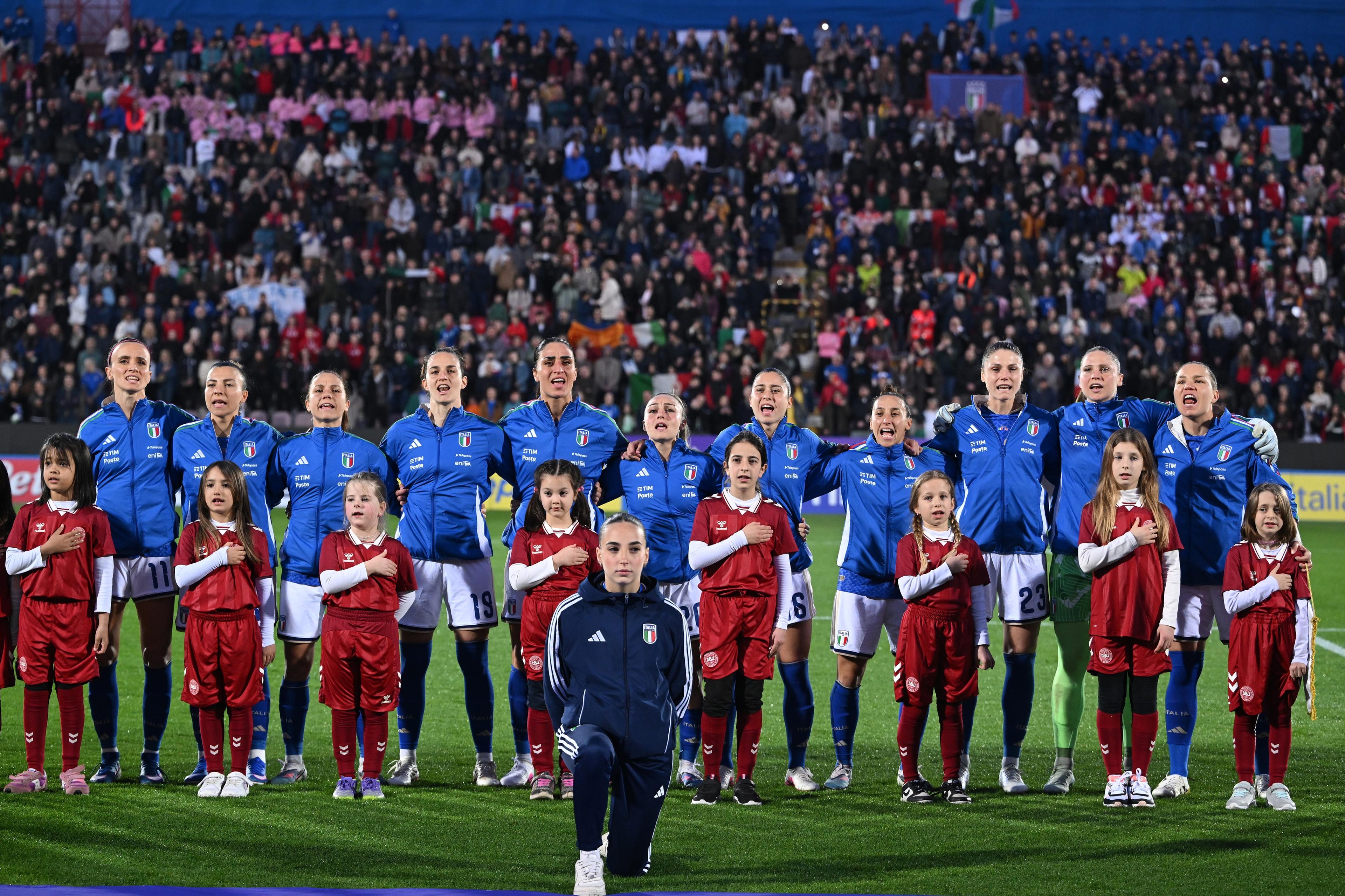 A Pisa il nuovo capitolo del binomio Azzurre-musica: nell’intervallo del match con la Serbia spazio all’esibizione di Lorenzo Fragola