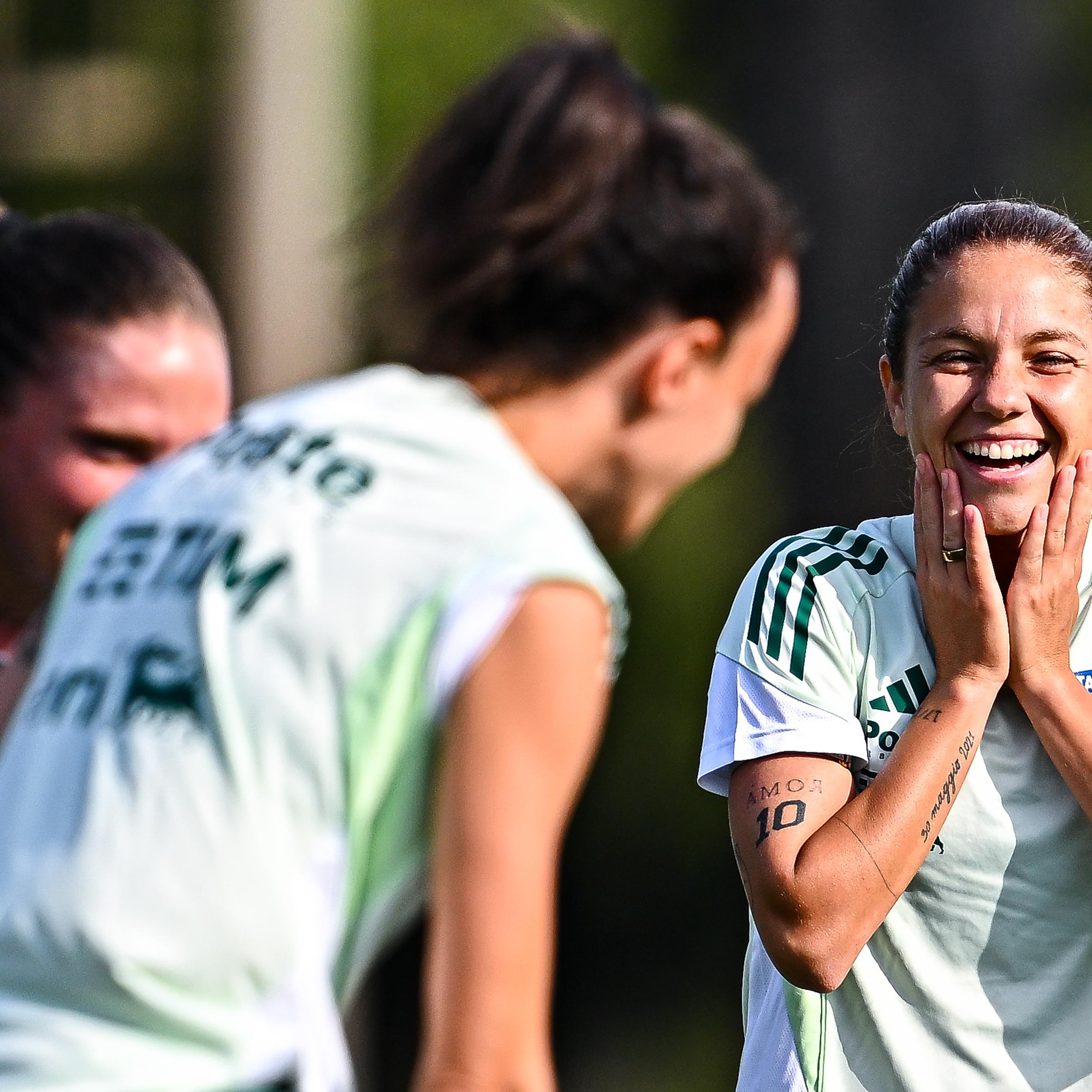 Giugliano 100 e lode. La centrocampista celebra il suo traguardo in Azzurro: “Un viaggio fatto di sorrisi e vera passione”