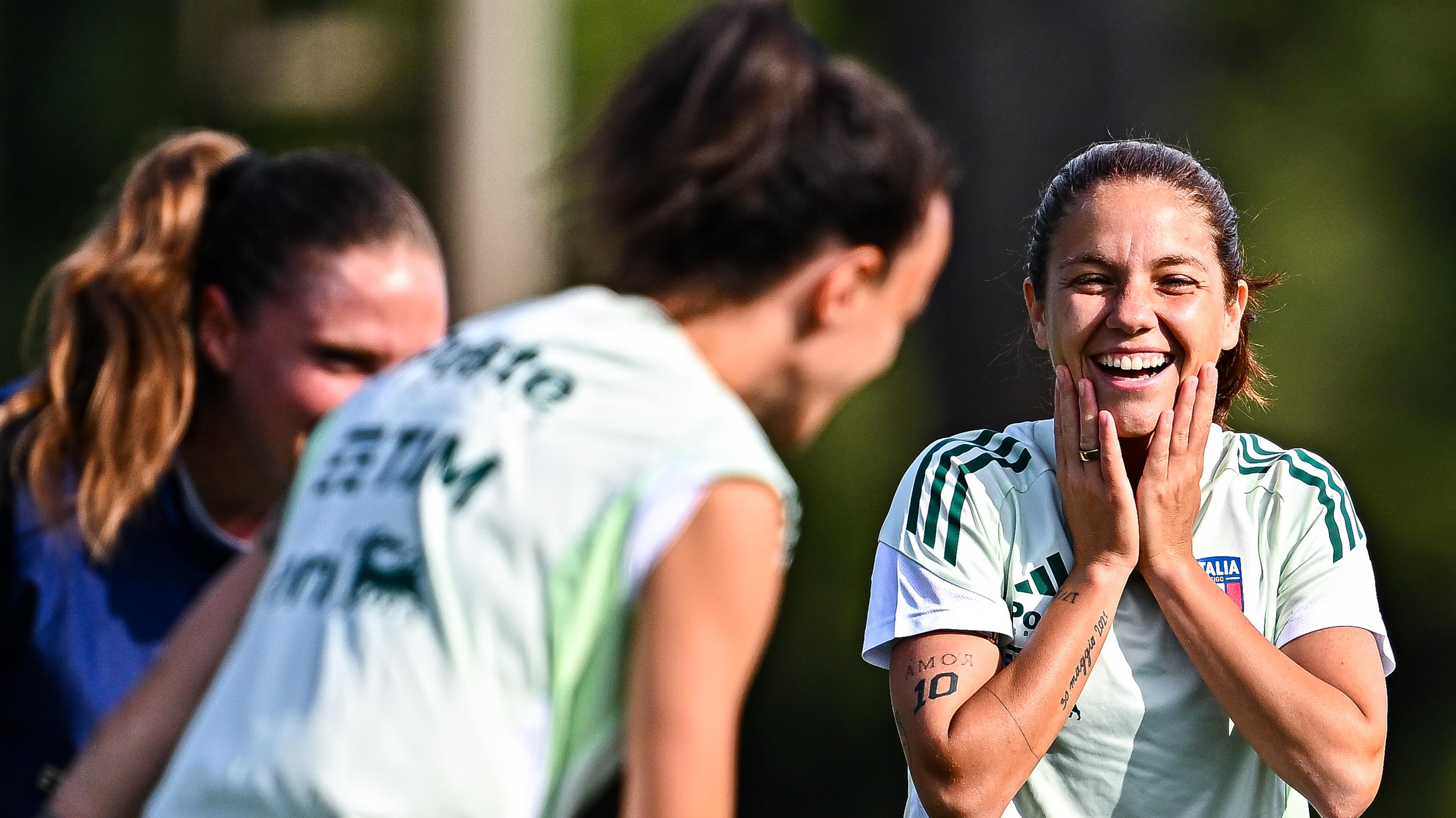 Giugliano 100 e lode. La centrocampista celebra il suo traguardo in Azzurro: “Un viaggio fatto di sorrisi e vera passione”
