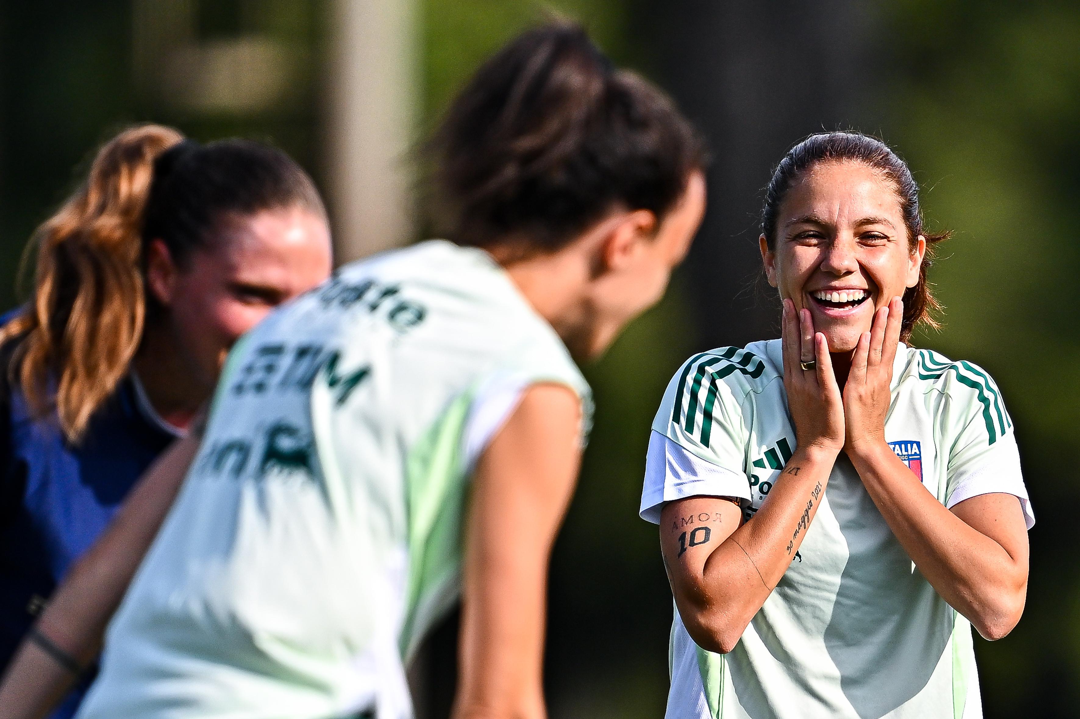 Giugliano, 100 e lode. La centrocampista celebra il suo traguardo in Azzurro: “Un viaggio fatto di sorrisi e vera passione”