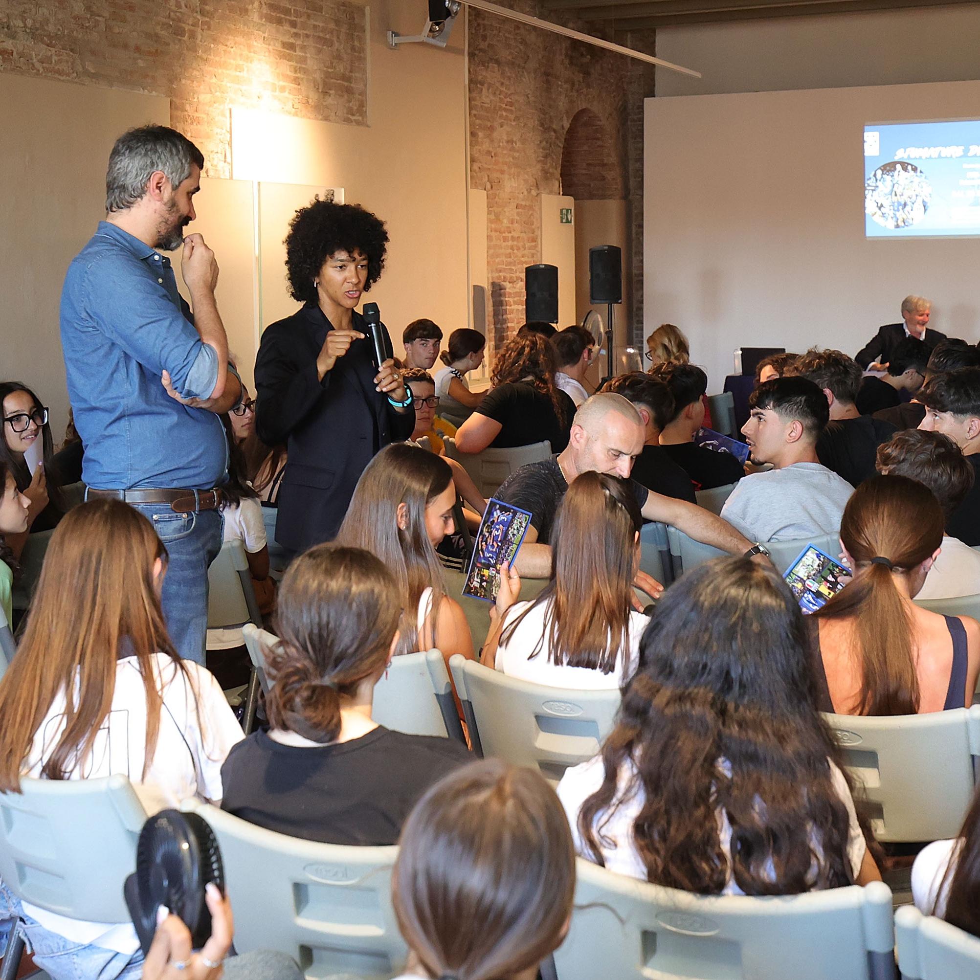 Sara Gama incontra i ragazzi dei licei alla mostra ‘Sfumature di Azzurro’: “Lo sport è importante”