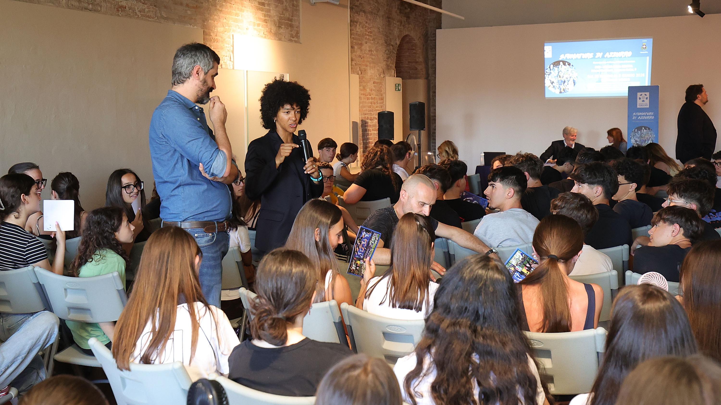Sara Gama incontra i ragazzi dei licei alla mostra ‘Sfumature di Azzurro’: “Lo sport è importante”