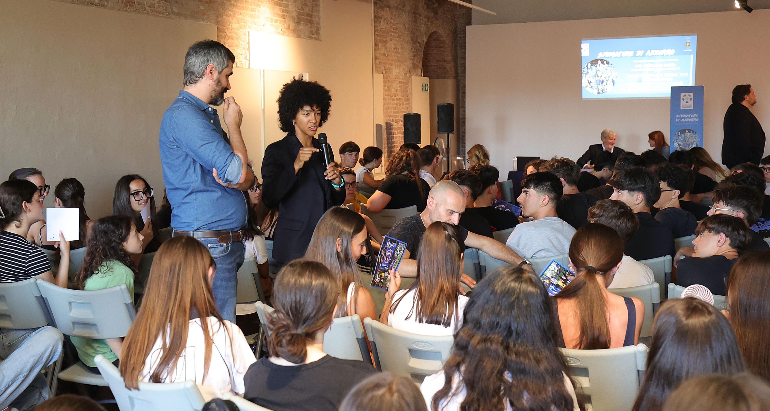 Sara Gama incontra i ragazzi dei licei alla mostra ‘Sfumature di Azzurro’: “Lo sport è importante”