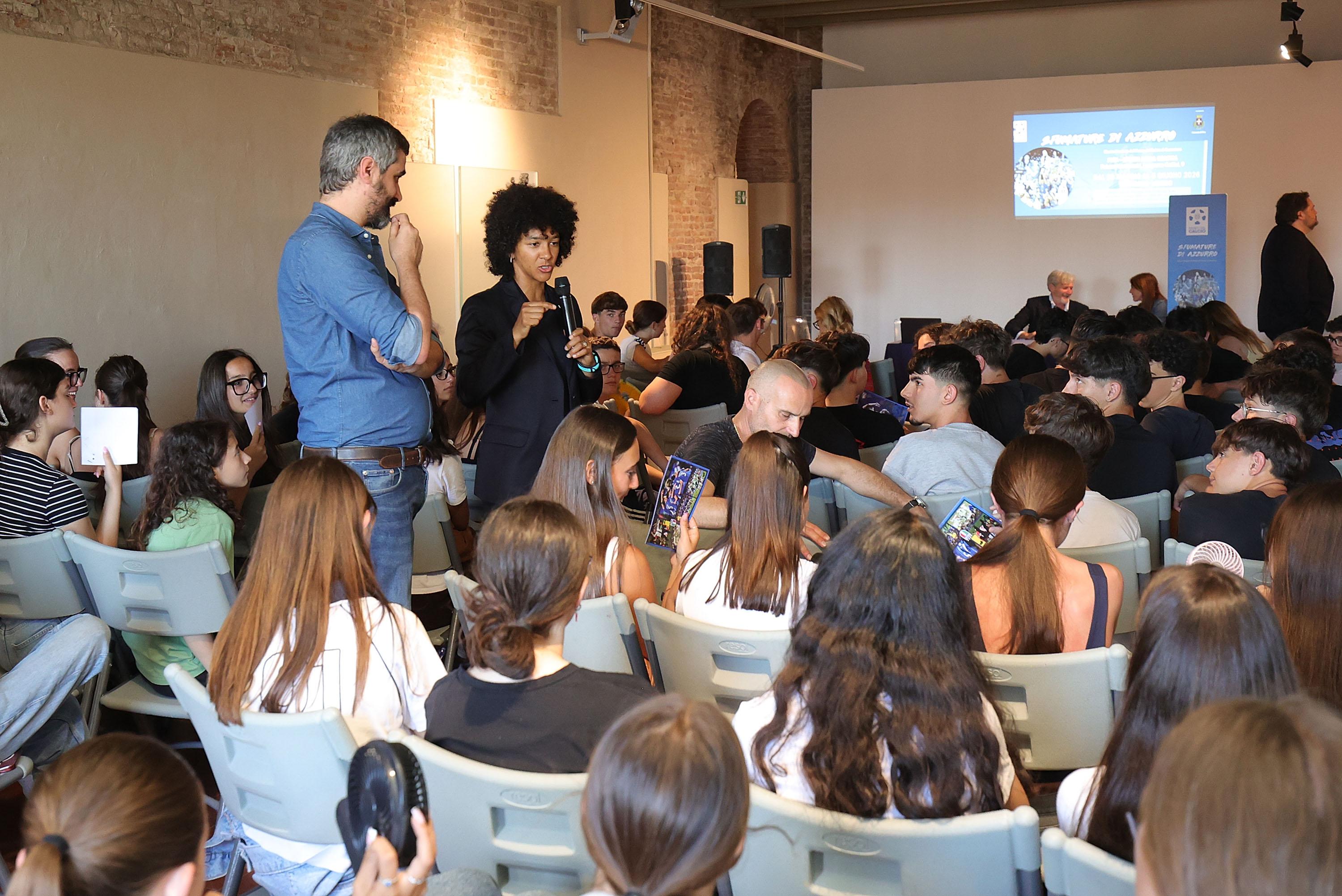 Sara Gama incontra i ragazzi dei licei alla mostra ‘Sfumature di Azzurro’: “Lo sport è importante”