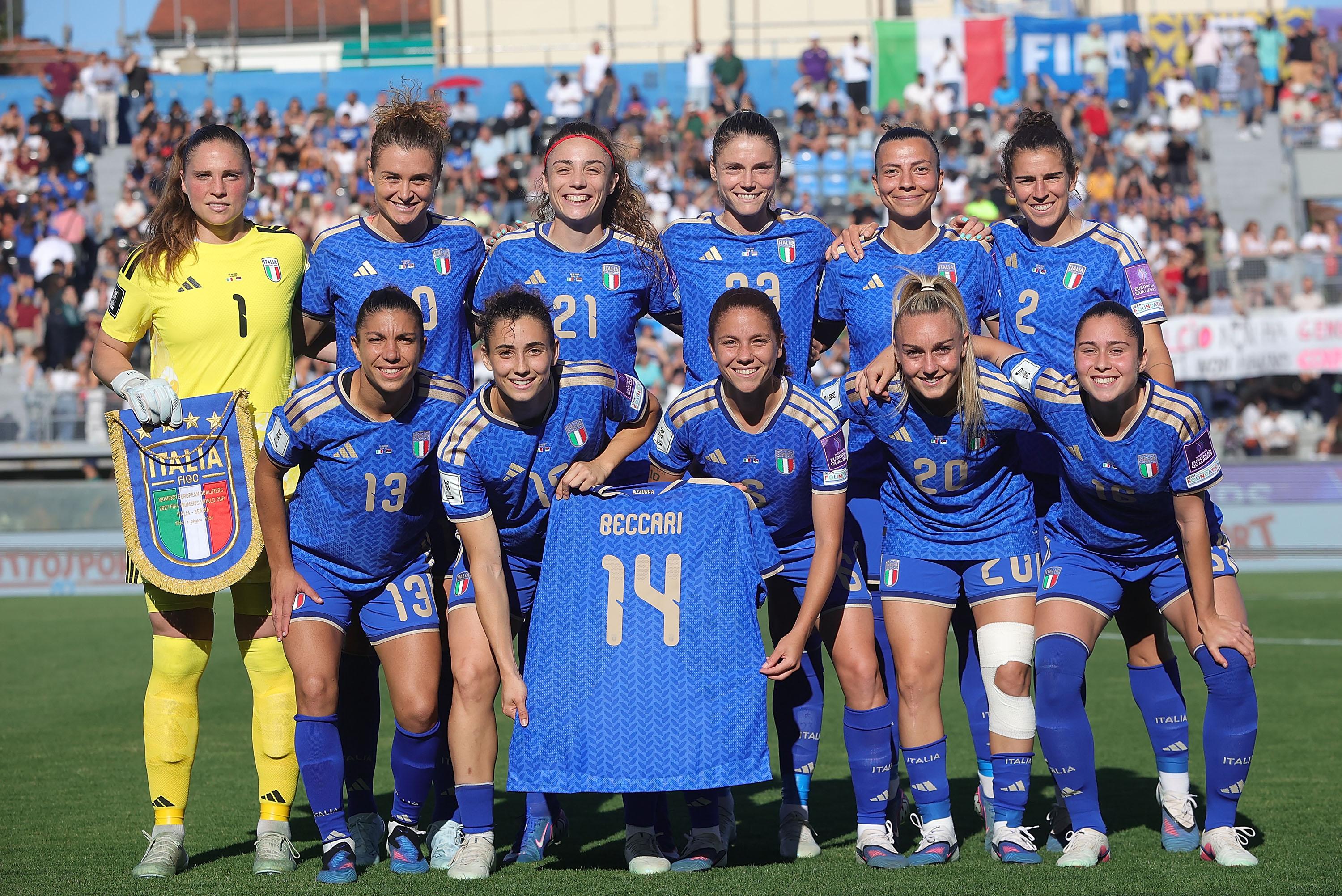 La foto di squadra: le Azzurre che mostrano la maglia numero 14 di Chiara Beccari, che poco più di un mese fa ha patito un infortunio al ginocchio
