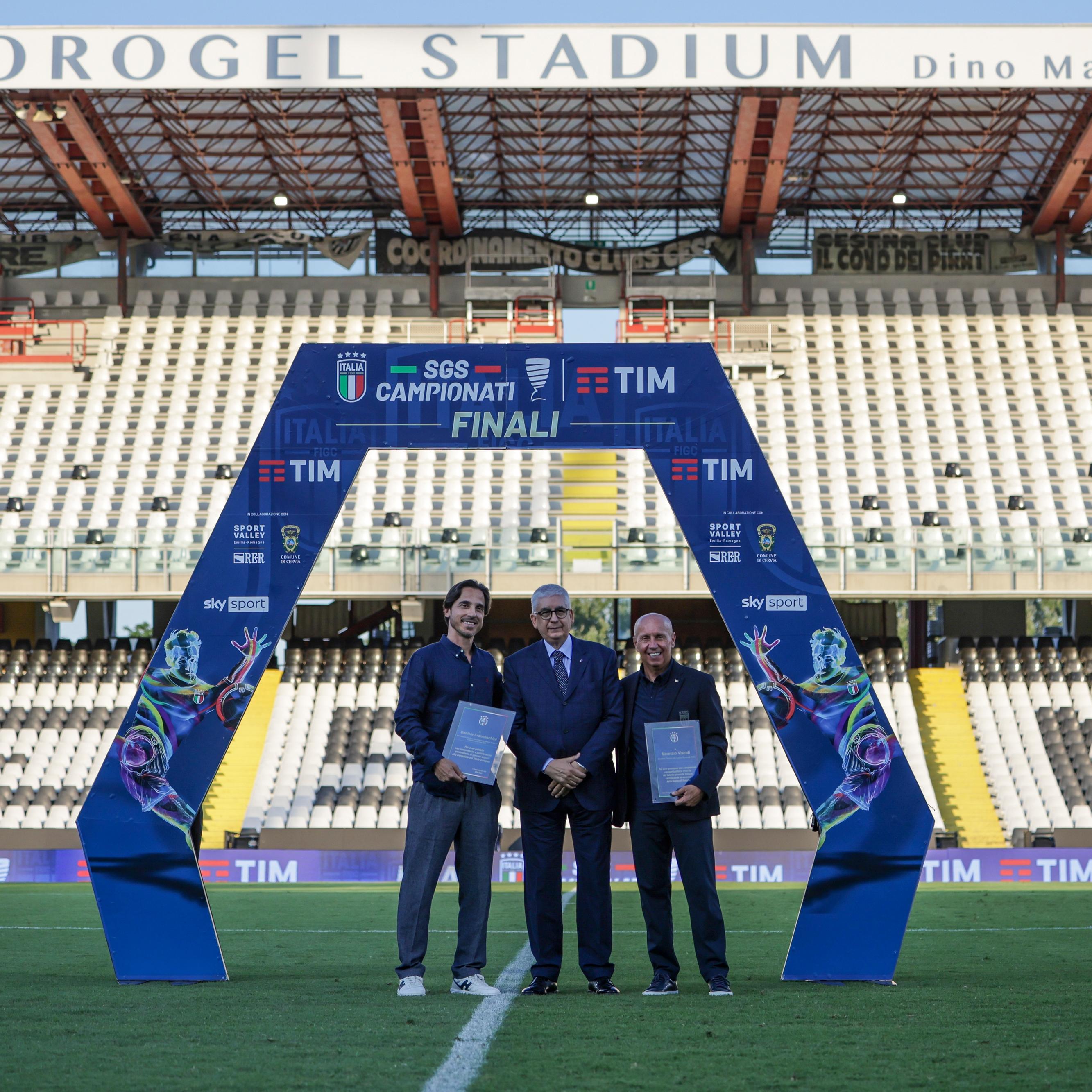 Finale Under 17 Serie A e B: il presidente SGS Vito Tisci omaggia Viscidi e Franceschini con una targa celebrativa