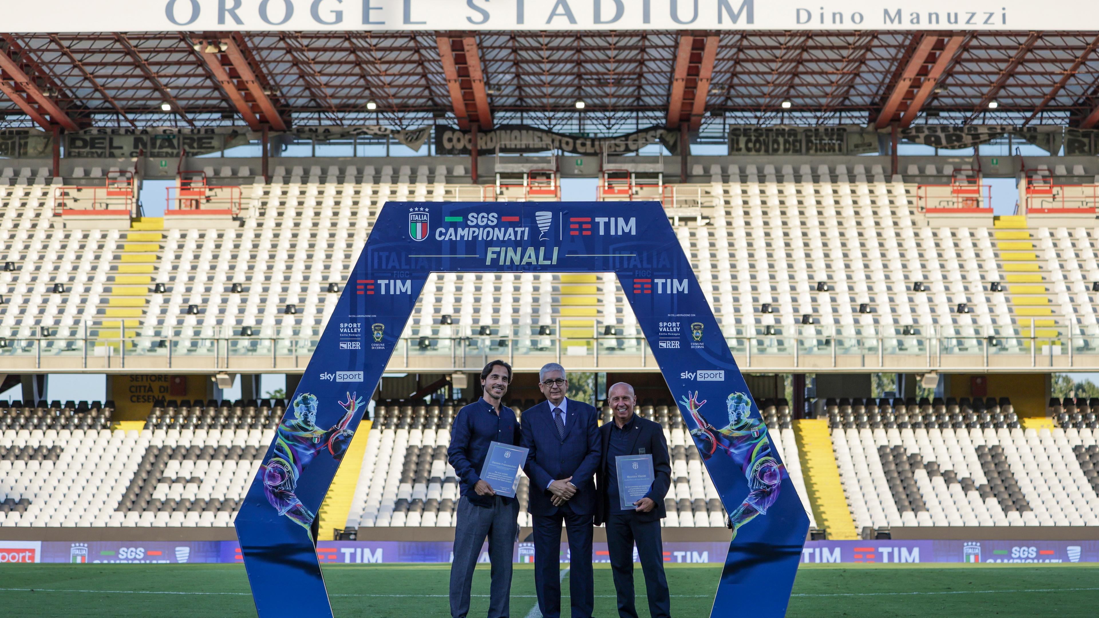 Finale Under 17 Serie A e B: il presidente SGS Vito Tisci omaggia Viscidi e Franceschini con una targa celebrativa
