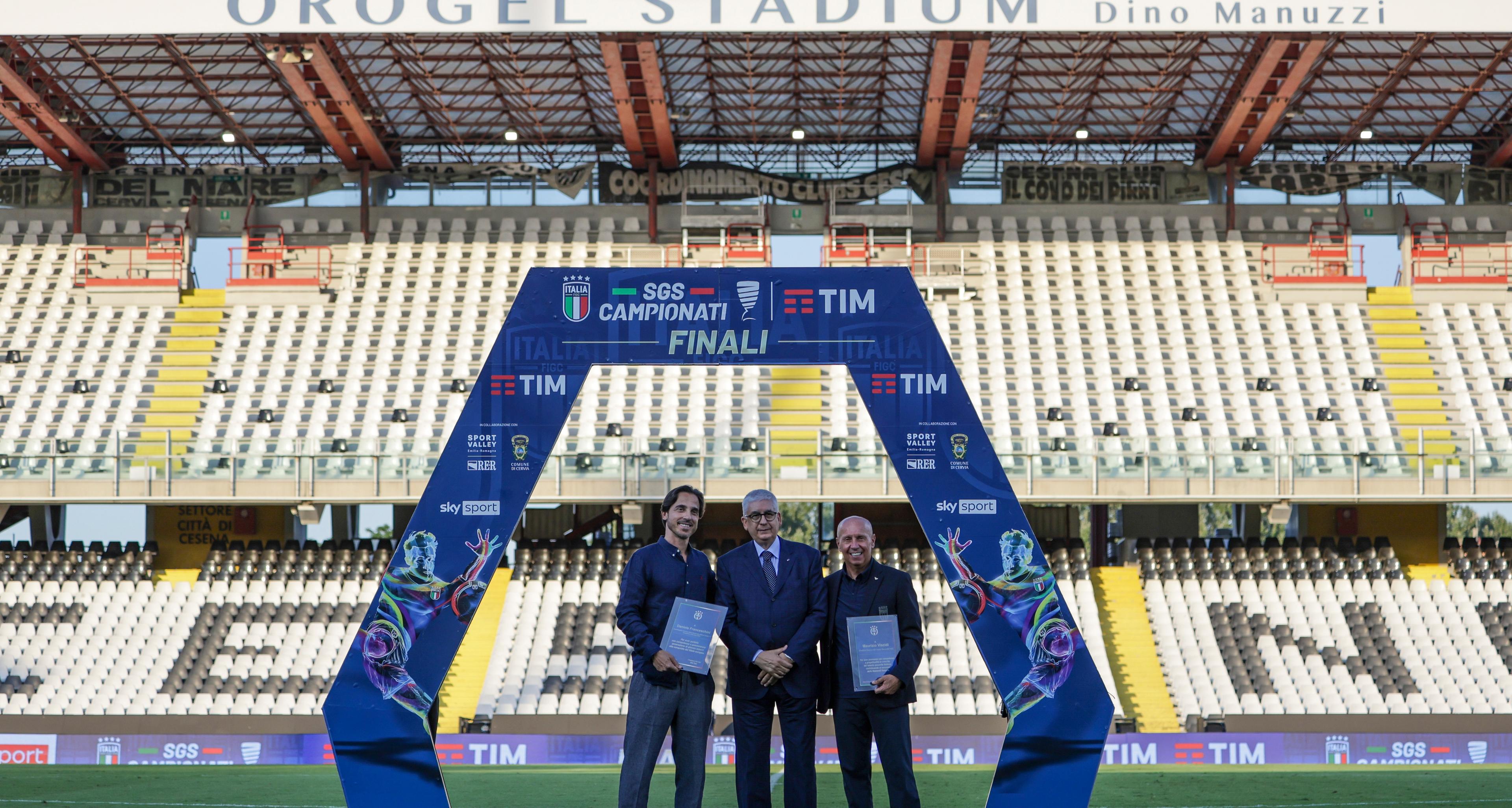 Finale Under 17 Serie A e B: il presidente SGS Vito Tisci omaggia Viscidi e Franceschini con una targa celebrativa