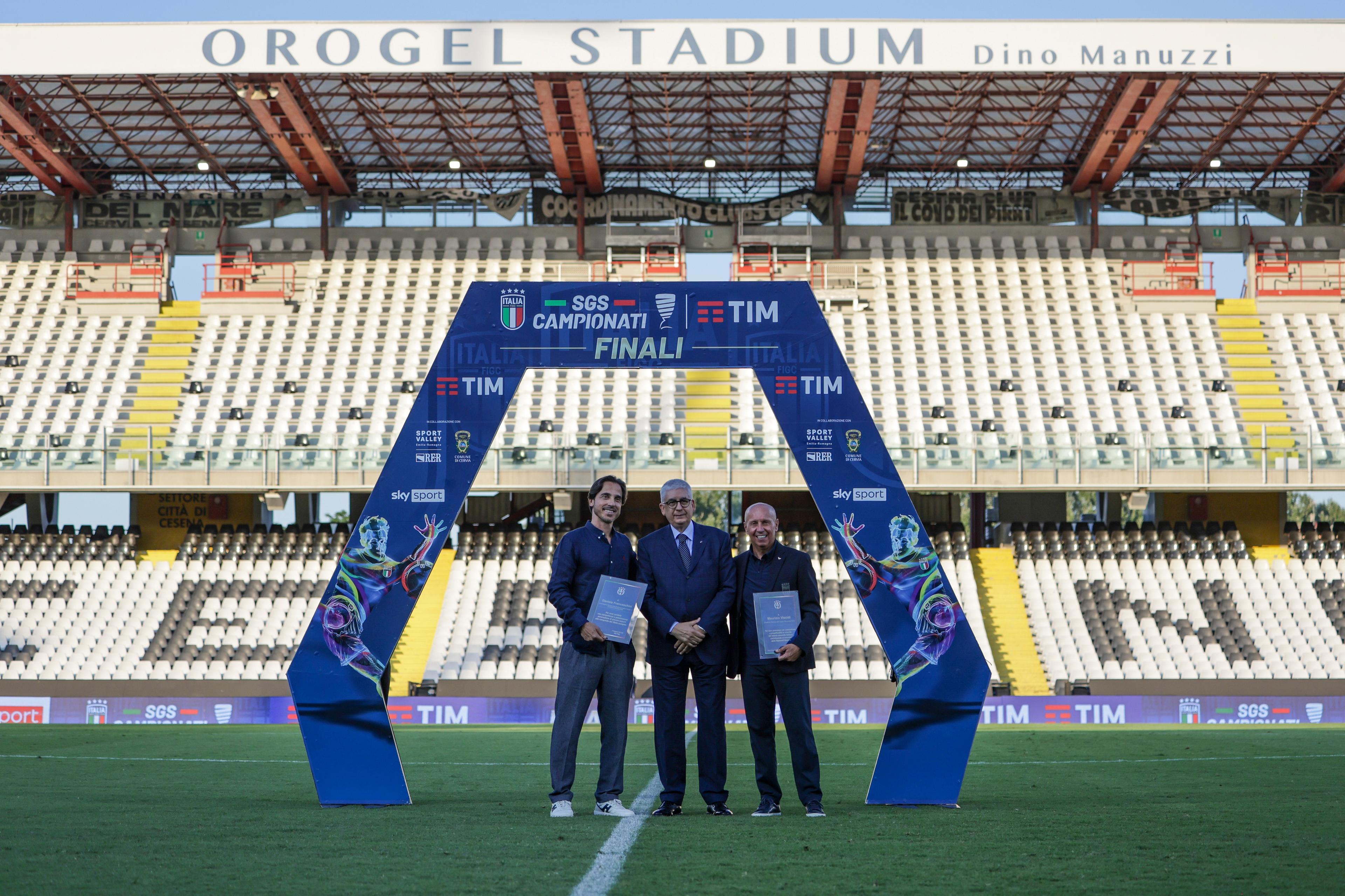 Finale Under 17 Serie A e B: il presidente SGS Vito Tisci omaggia Viscidi e Franceschini con una targa celebrativa