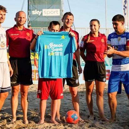 I ragazzi della Stella del Mare DCP al fianco della squadra di beach soccer, che esordisce in Serie A