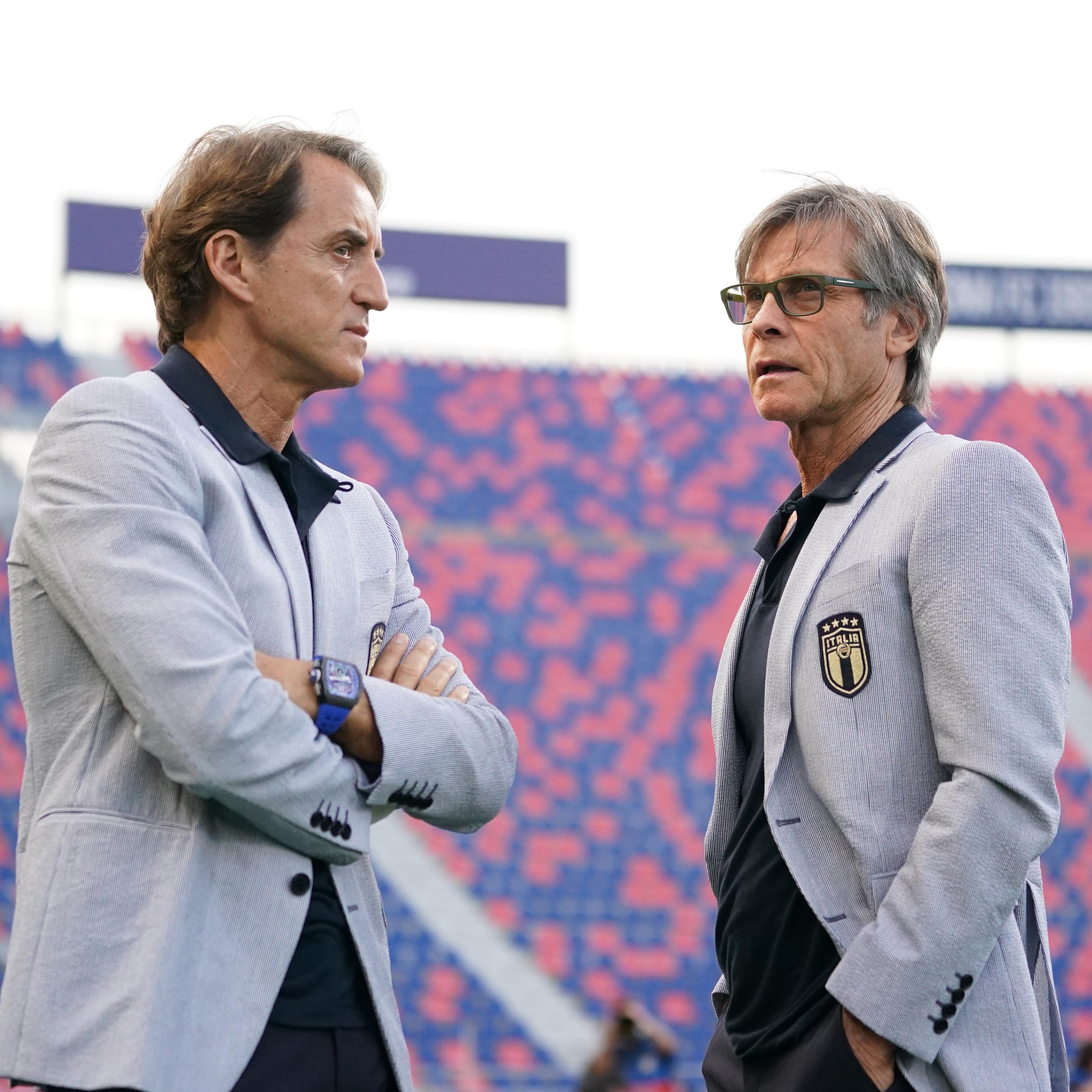 Lo staff di Mancini: Oriali team manager, Bollini vice. Con lui Bonucci, Gagliardi e Maccarone