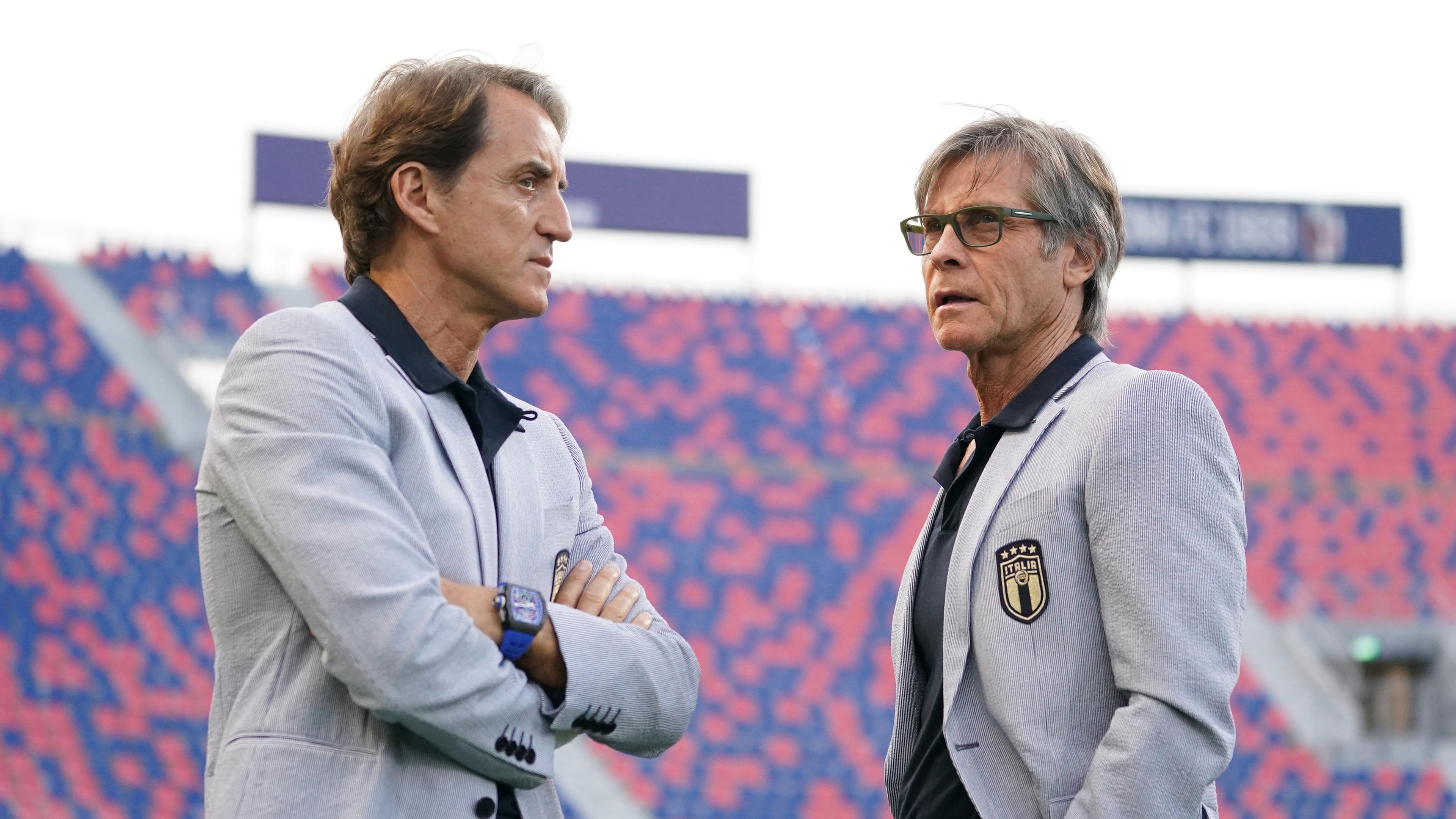 Lo staff di Mancini: Oriali team manager, Bollini vice. Con lui Bonucci, Gagliardi e Maccarone