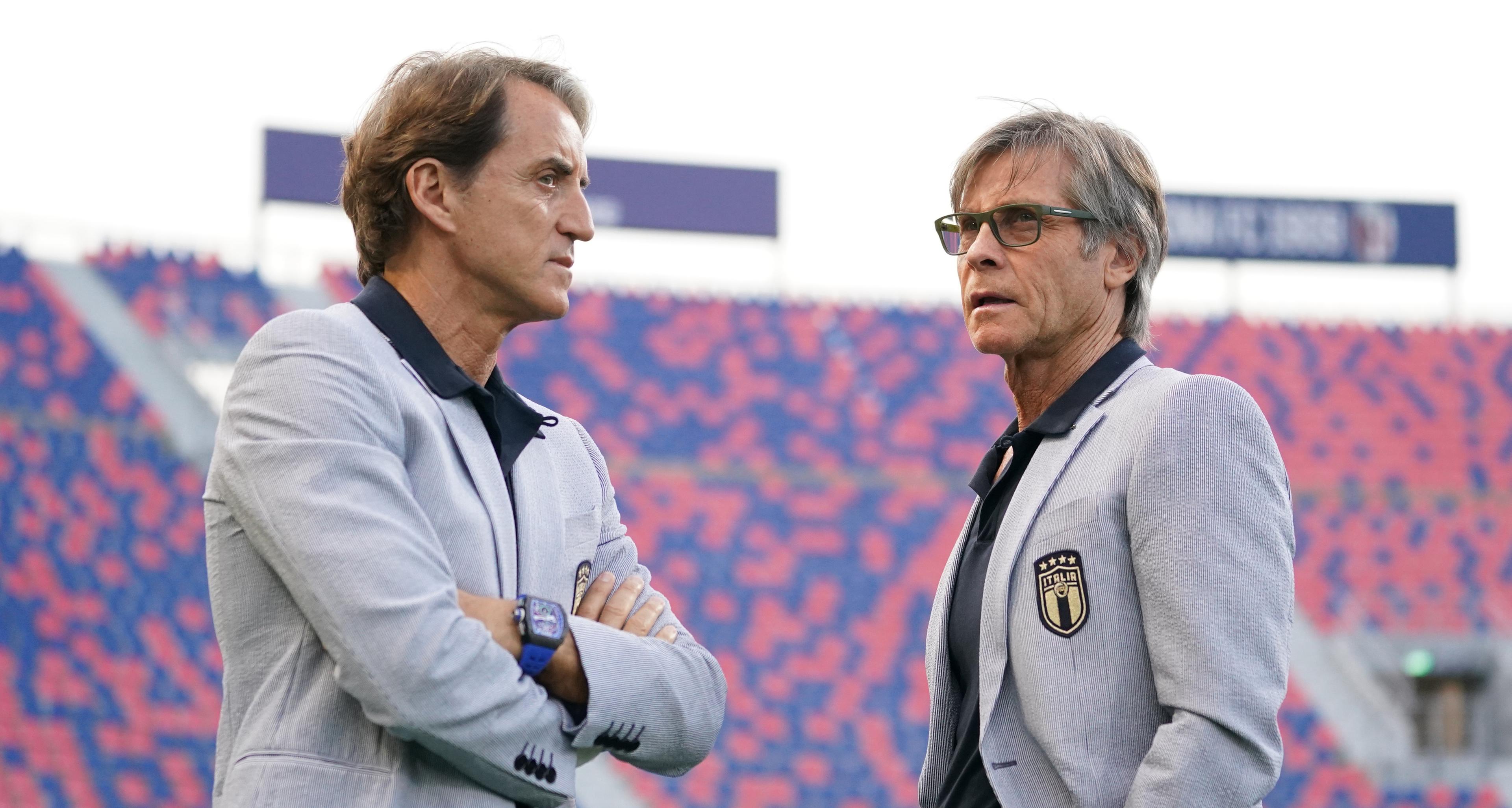 Lo staff di Mancini: Oriali team manager, Bollini vice. Con lui Bonucci, Gagliardi e Maccarone