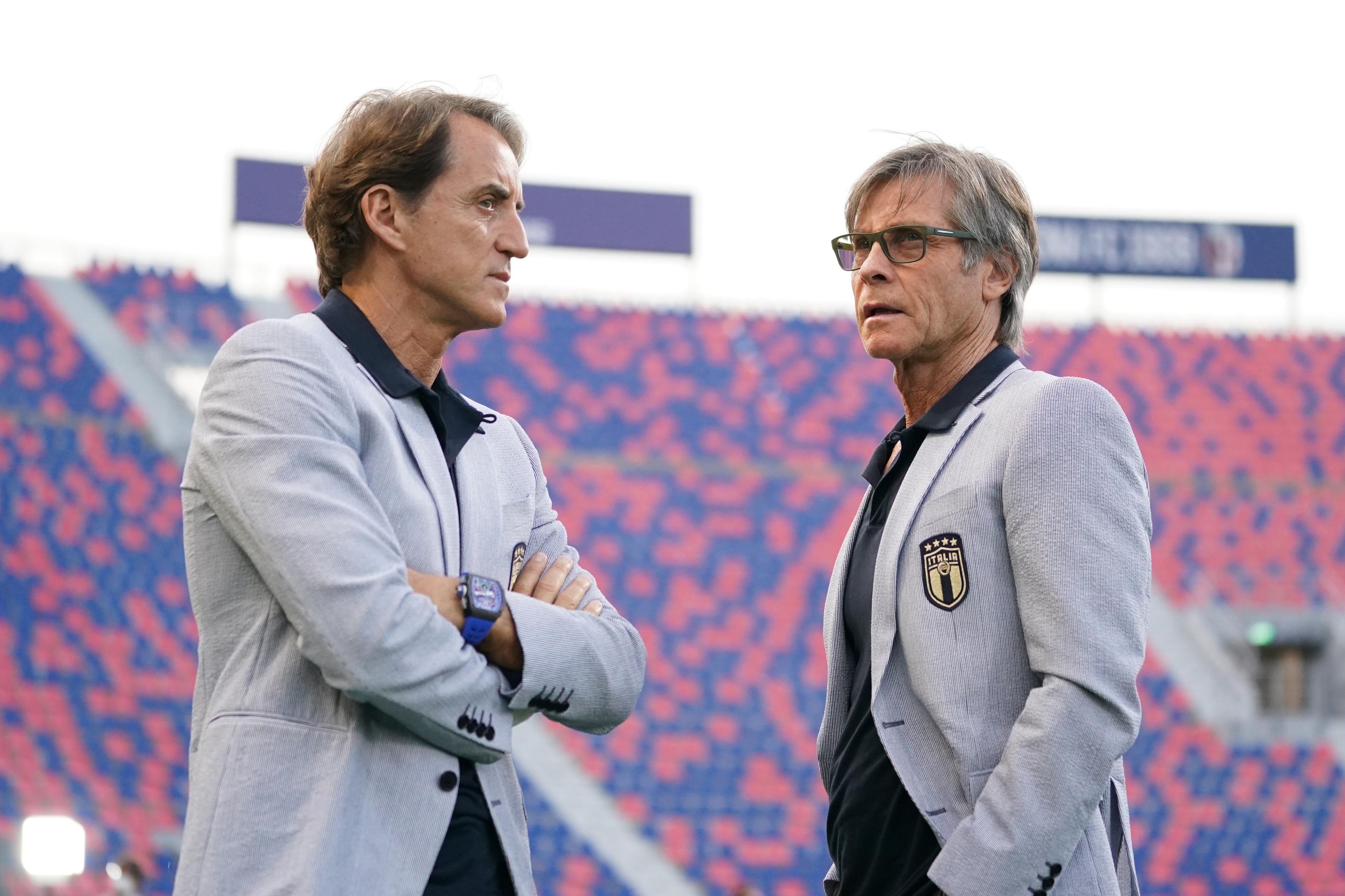 Lo staff di Mancini: Oriali team manager, Bollini vice. Con lui Bonucci, Gagliardi e Maccarone