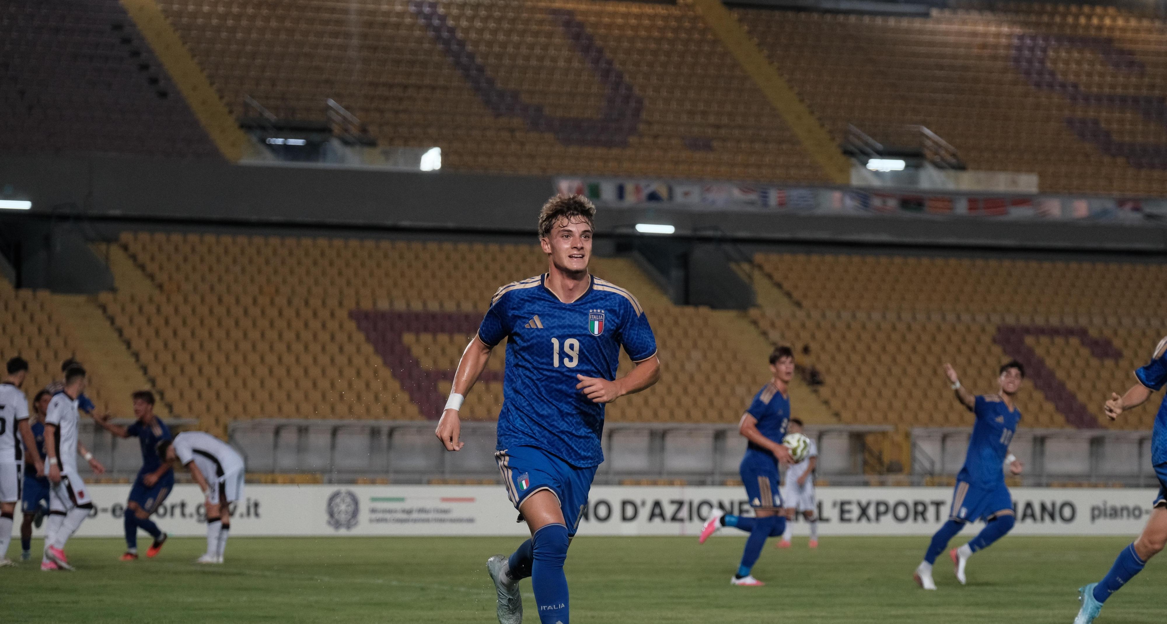 Squadre giovanili italiane e albanesi si affrontano in un match di calcio ai Giochi del Mediterraneo a Taranto