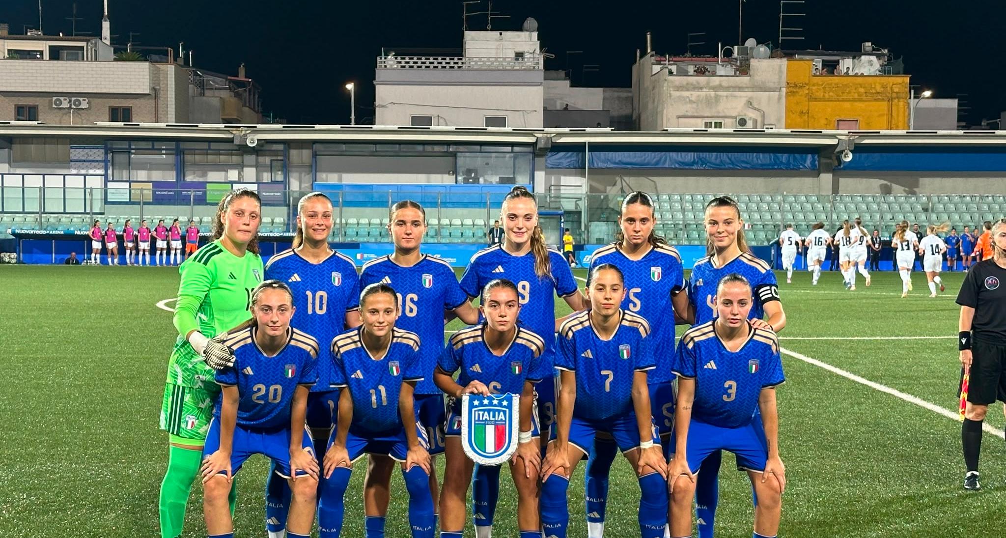 Squadra italiana U19 calcio femminile in campo contro la Slovenia durante i Giochi del Mediterraneo, risultato 1-1