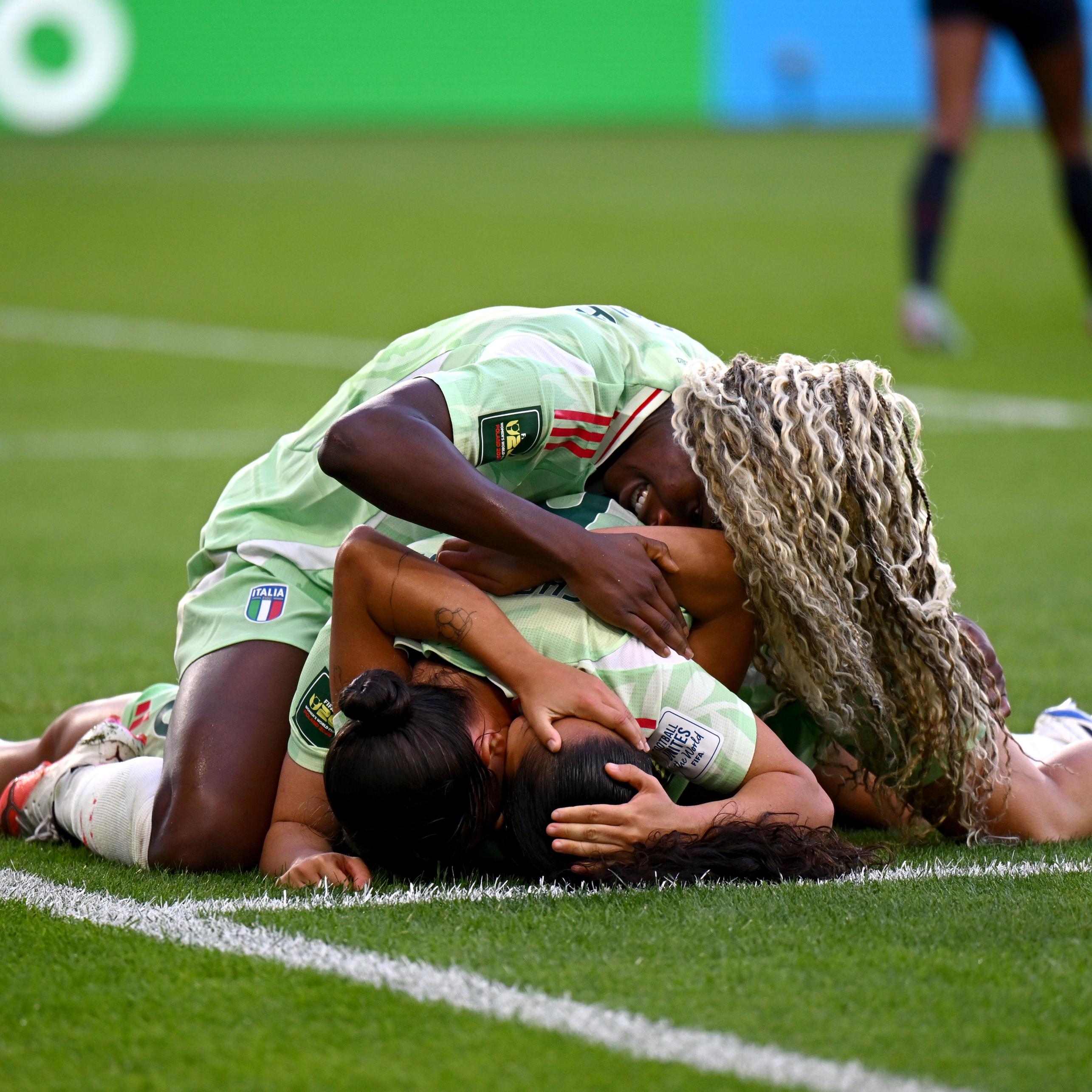 Le Azzurrine scrivono la storia: battuti gli Stati Uniti all’esordio nel Mondiale. Gallo: “È tutto bellissimo”
