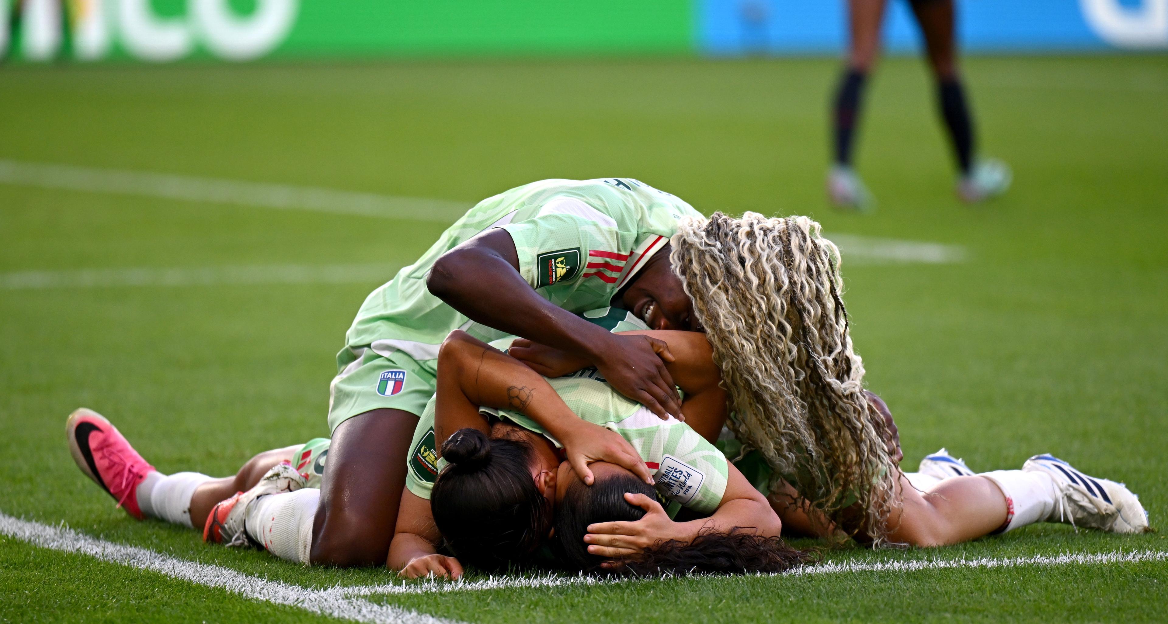 Le Azzurrine scrivono la storia: battuti gli Stati Uniti all’esordio nel Mondiale. Gallo: “È tutto bellissimo”
