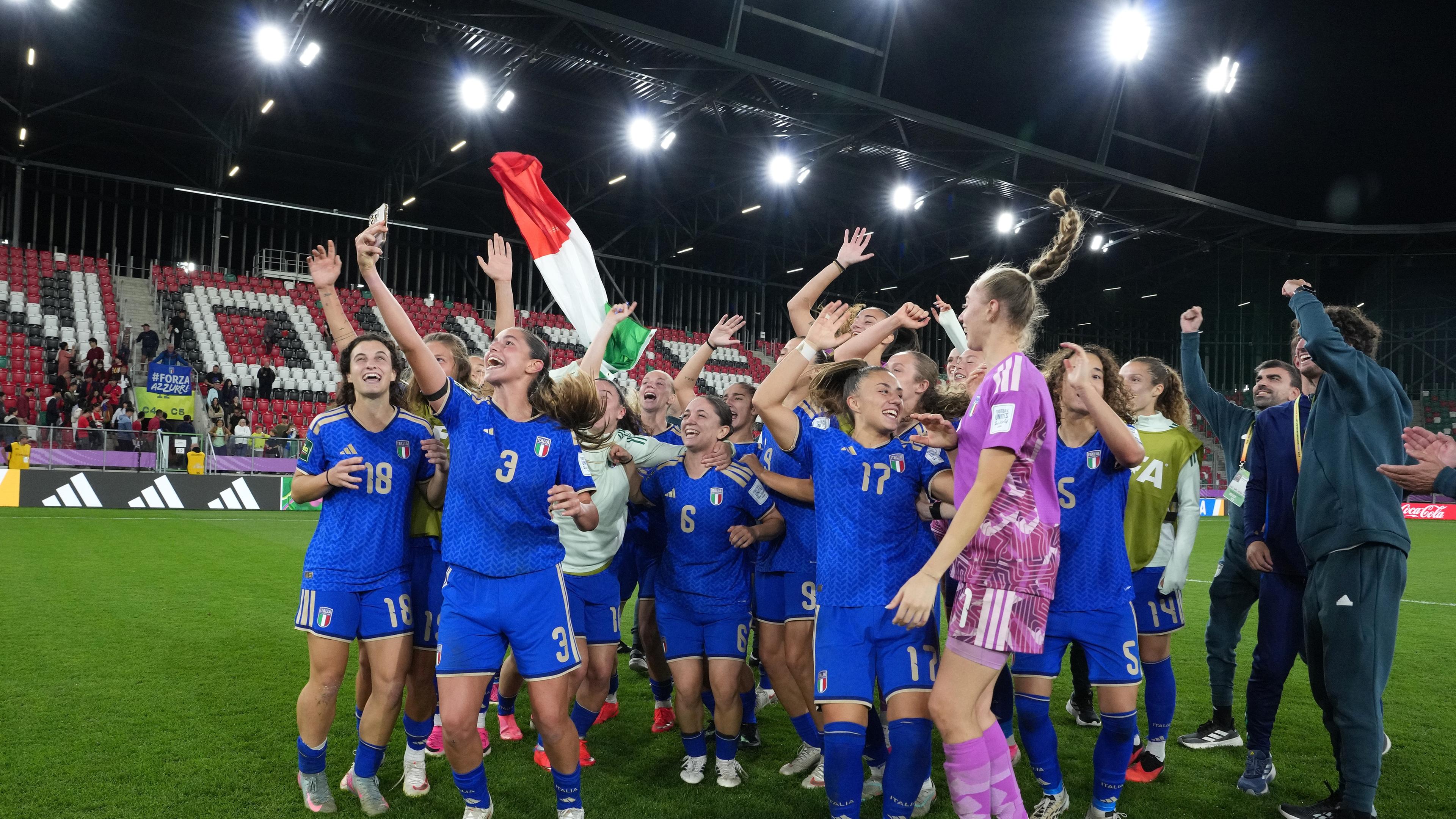 Azzurrine celebrate in Sosnowiec as Italy reach the U-20 Women’s World Cup quarter-finals