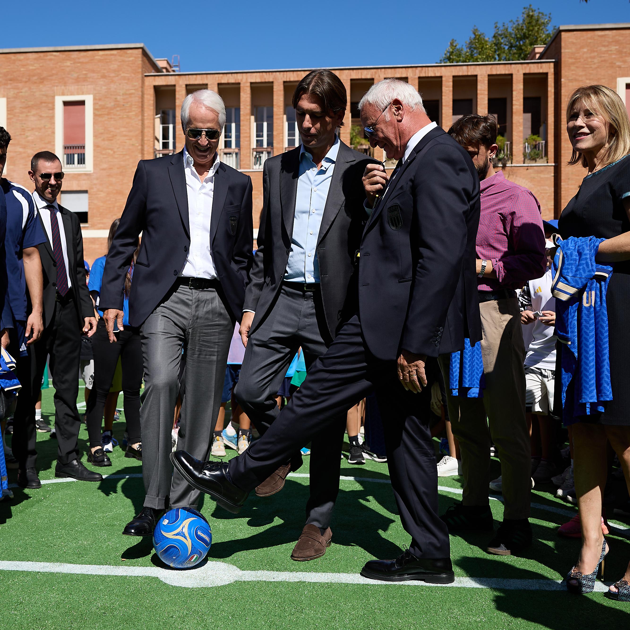 “Chi c’è c’è”: a Roma il calcio torna in piazza. Malagò: “Un’iniziativa speciale per mille motivi”. Ranieri: “Ai bambini dico di continuare a sognare”
