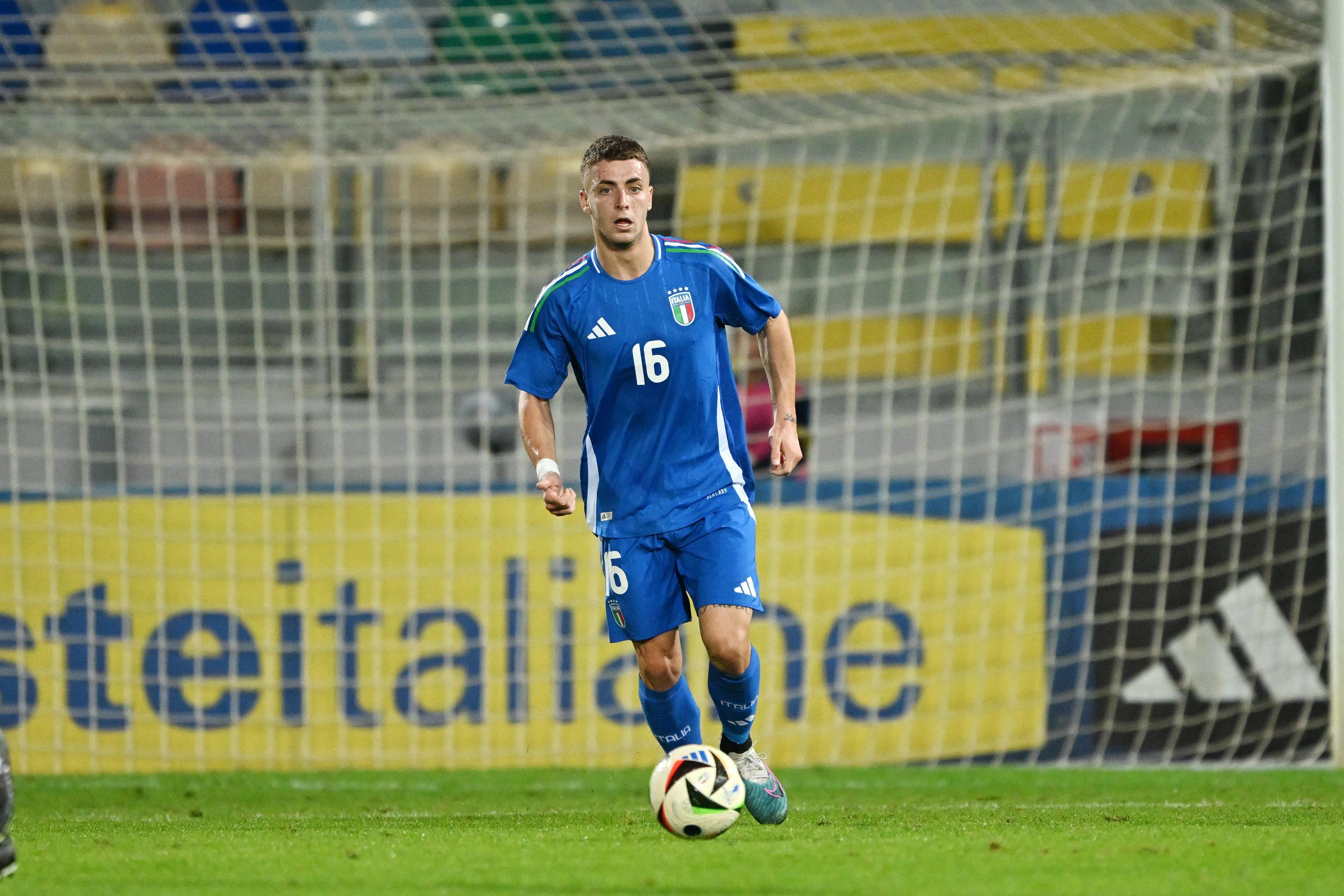 Cichella in action for the Under-20s wearing No16, the number made famous by his idol De Rossi.