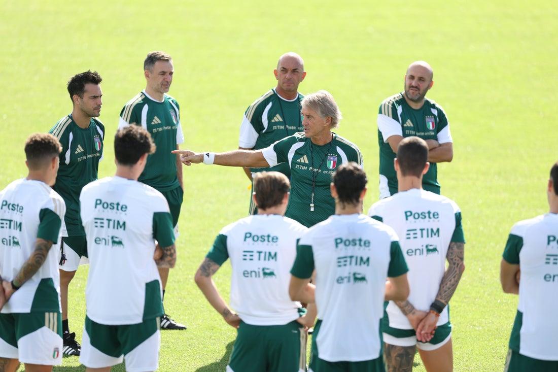 Mancini divide il gruppo: 10 Azzurri non partono per Bursa