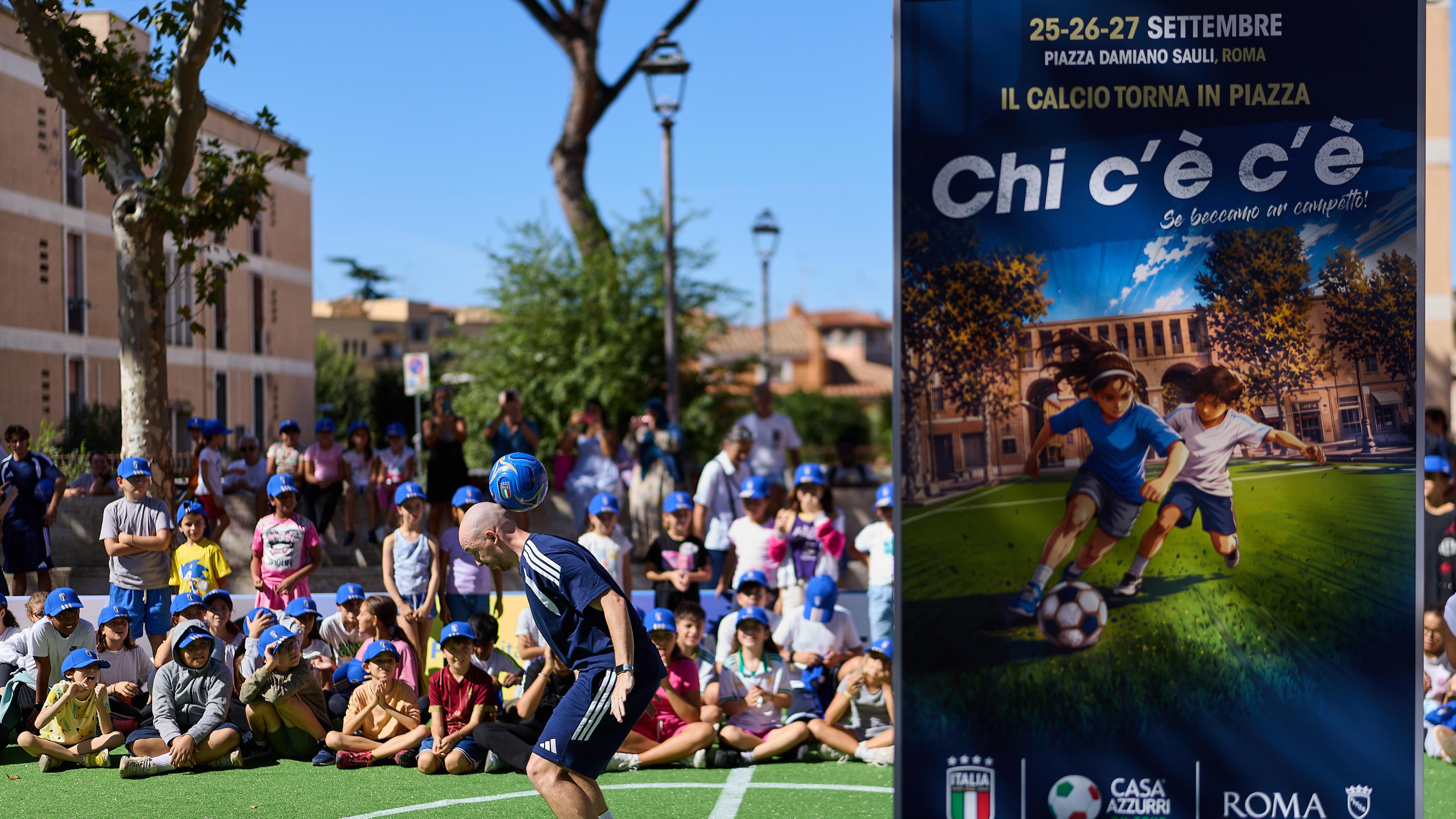I numeri di ‘Il calcio torna in piazza’: oltre 2.300 presenze in tre giorni, 900 tra calciatori e calciatrici, 210 partite nel ‘campetto’ di Piazza Damiano Sauli