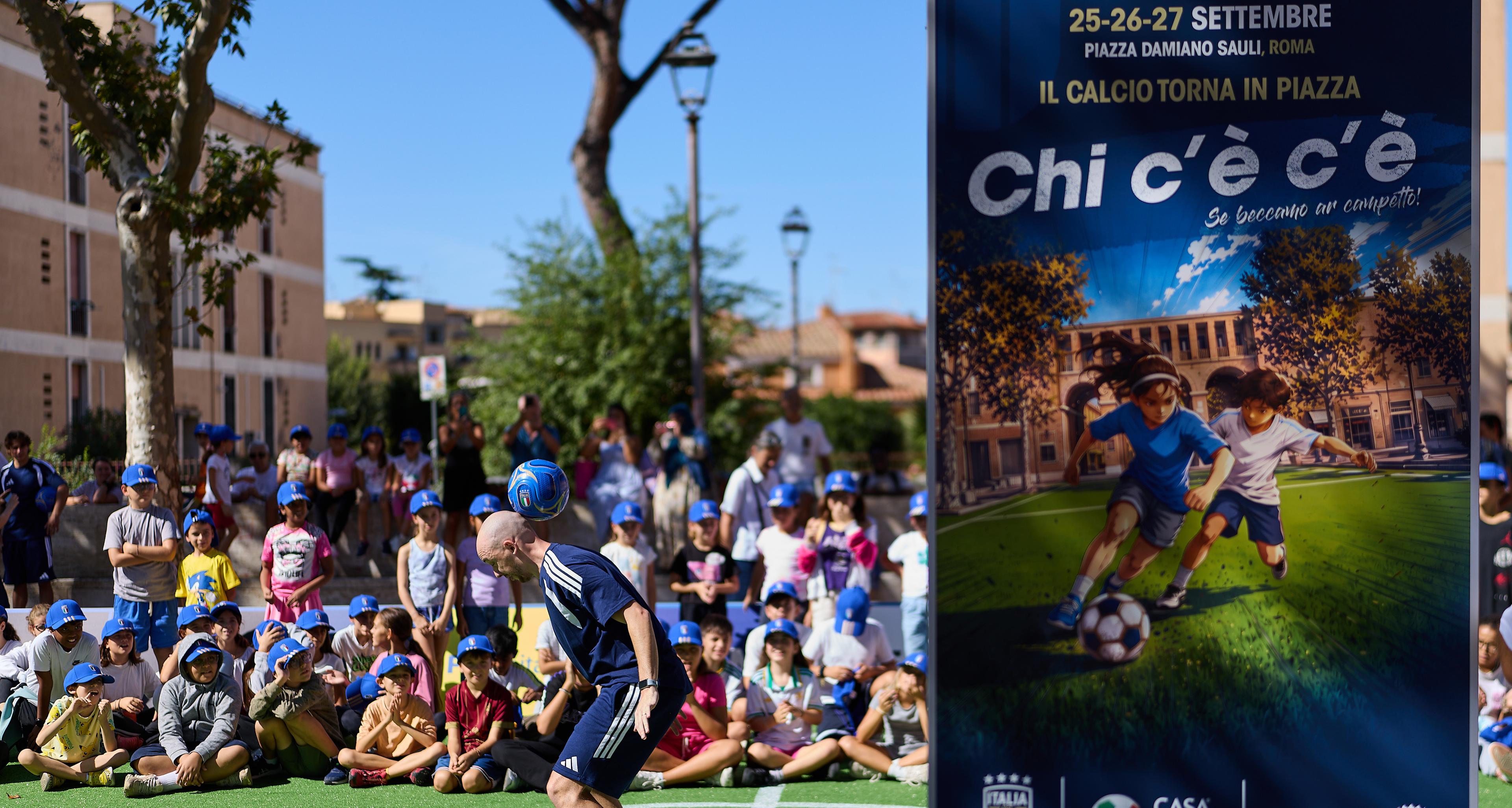 I numeri di ‘Il calcio torna in piazza’: oltre 2.300 presenze in tre giorni, 900 tra calciatori e calciatrici, 210 partite nel ‘campetto’ di Piazza Damiano Sauli