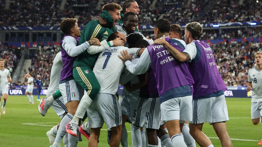 Bastoni risponde a Olise, Donnarumma para tutto: finisce 1-1 con la Francia di Zidane, superato l’esame di maturità