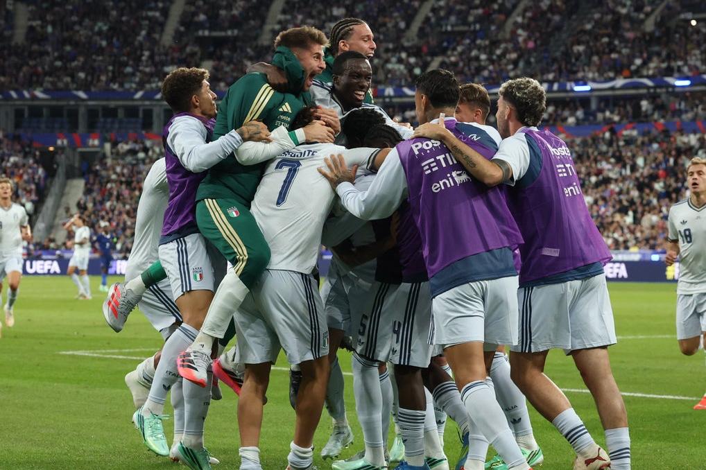 Bastoni risponde a Olise, Donnarumma para tutto: finisce 1-1 con la Francia di Zidane, superato l’esame di maturità