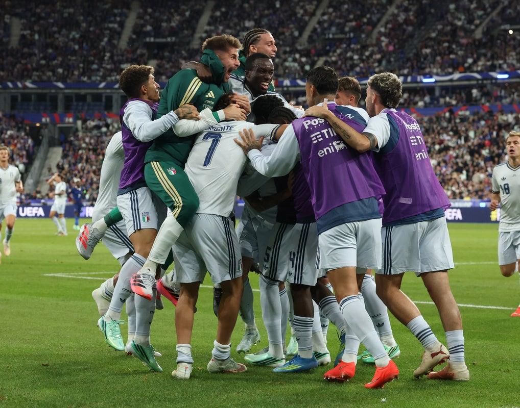 Bastoni risponde a Olise, Donnarumma para tutto: finisce 1-1 con la Francia di Zidane, superato l’esame di maturità
