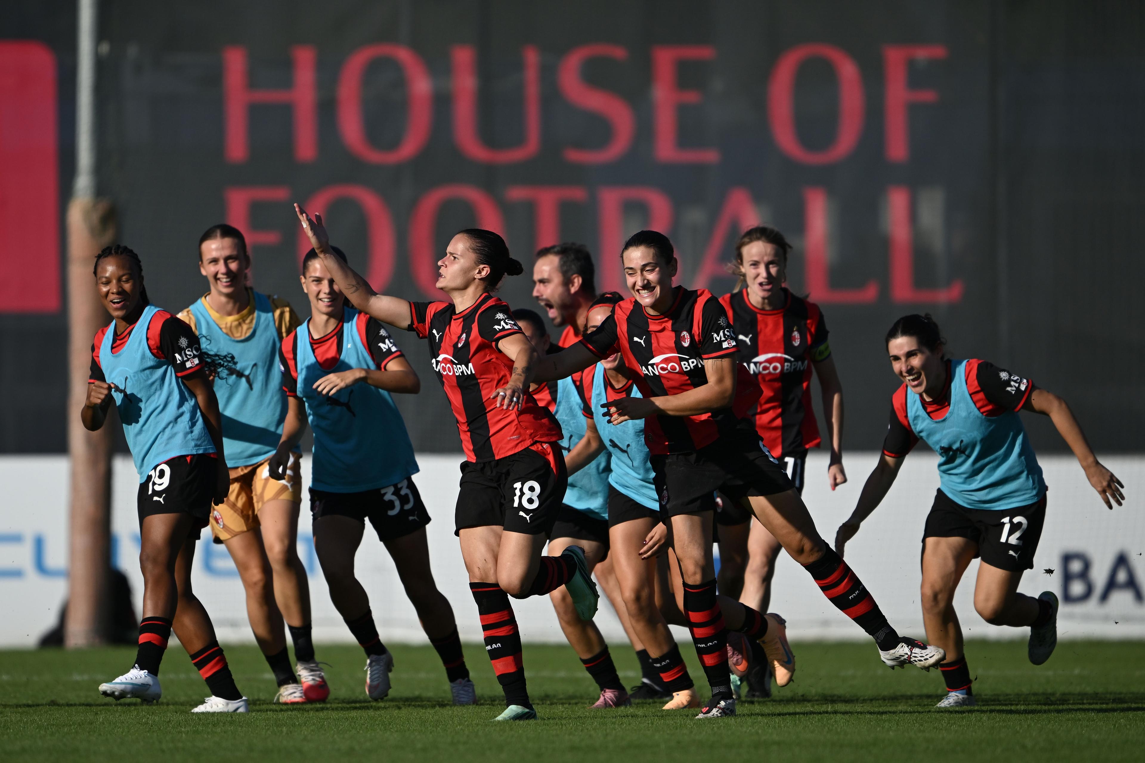 Il Milan vince in rimonta il big match con la Juventus, successi per Inter e Como 1907, in testa con la Roma