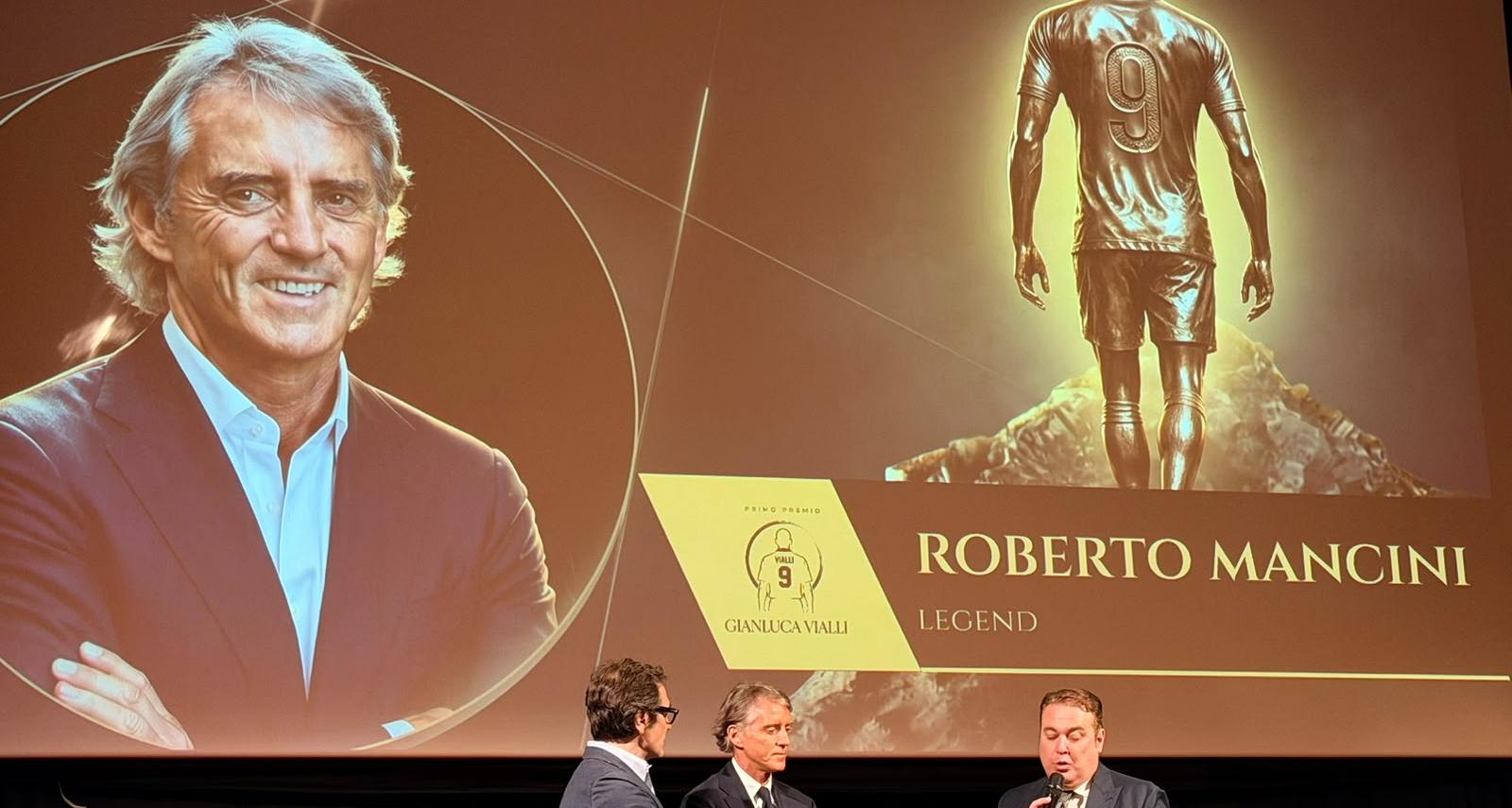 A Mancini il premio intitolato a Vialli: “Luca mi manca, è stato speciale come compagno e come dirigente della Nazionale”