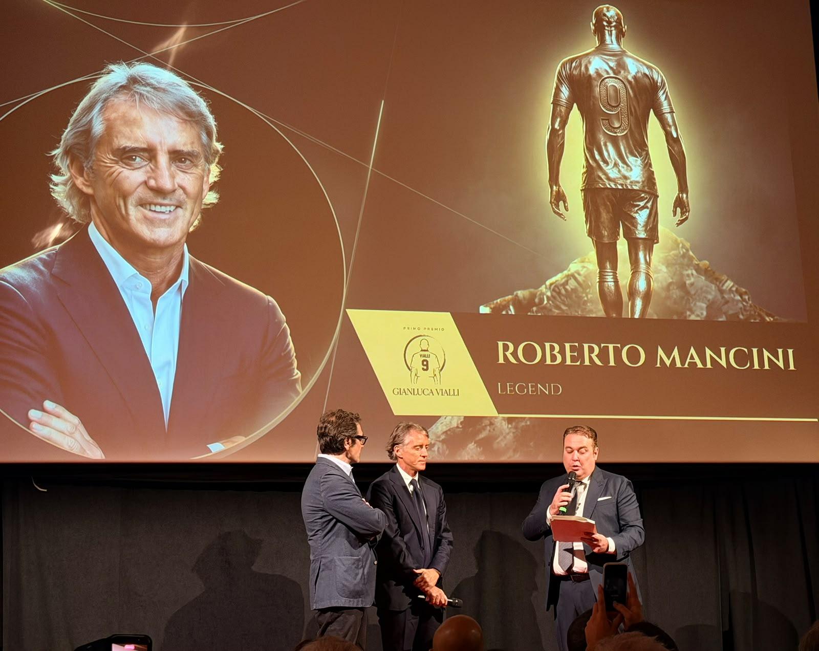 A Mancini il premio intitolato a Vialli: “Luca mi manca, è stato speciale come compagno e come dirigente della Nazionale”