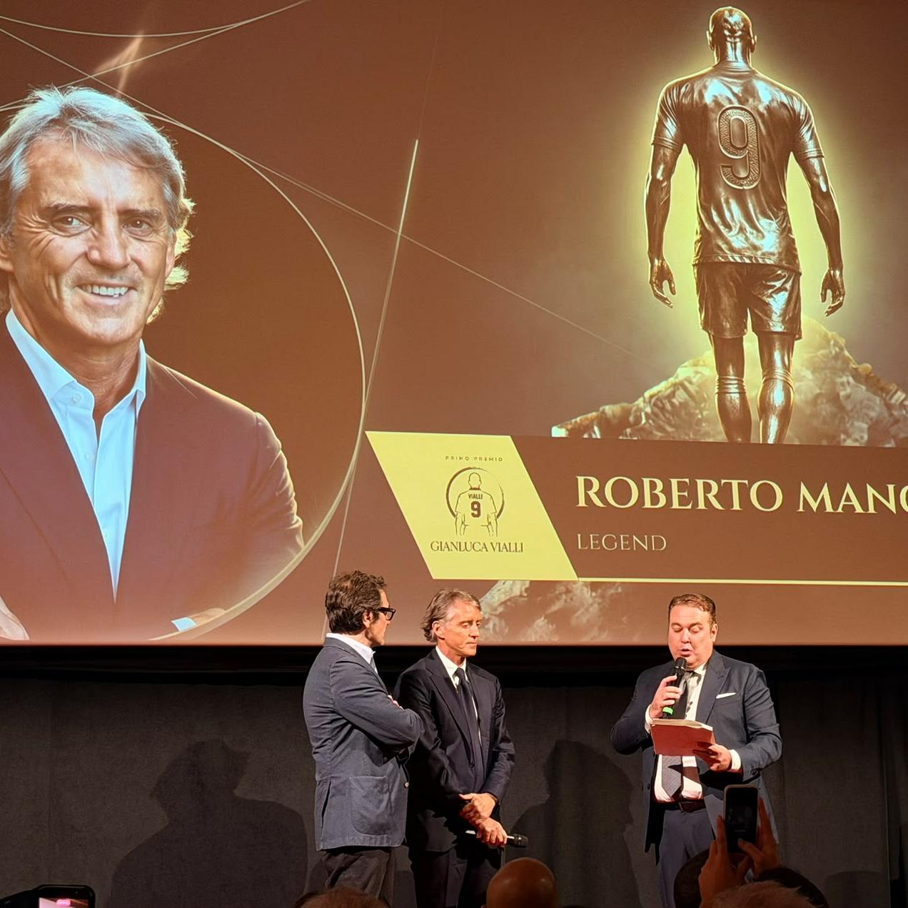 Mancini receives award named after Vialli: “I miss Luca. He was special as a teammate and in his role with the national team”