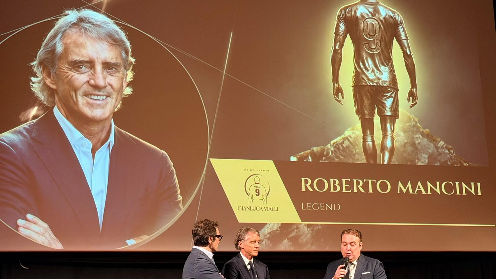 Mancini receives award named after Vialli: “I miss Luca. He was special as a teammate and in his role with the national team”