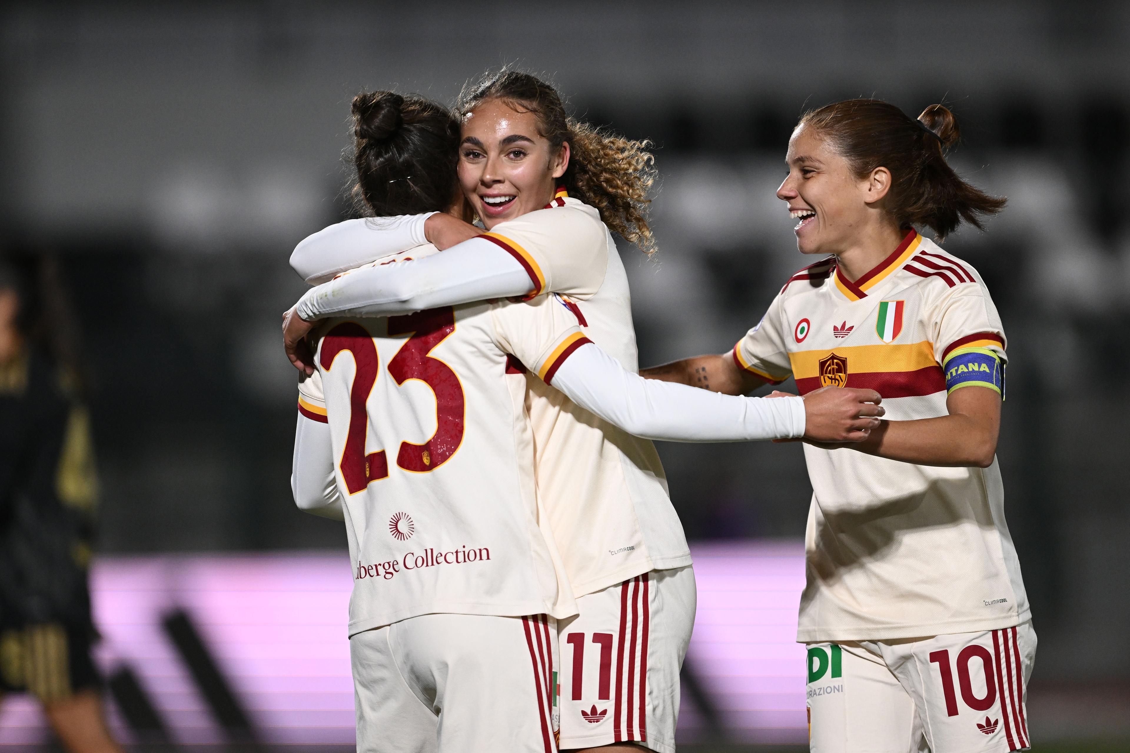 Estasi Roma, Juventus travolta 5-2 nel big match. La Napoli frena 0-0 l’Inter, tris Milan alla Ternana