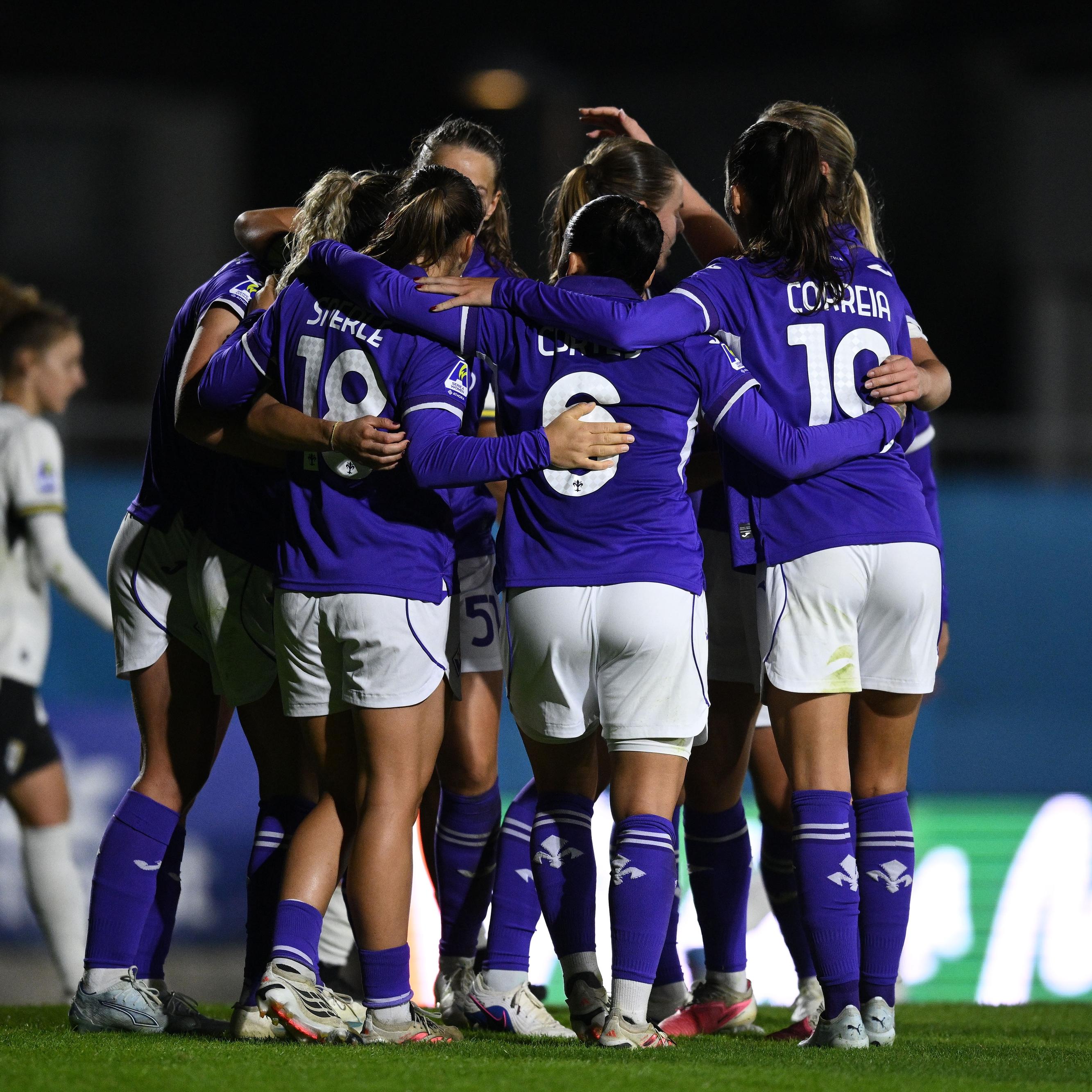 Rallenta il Como 1907 che fa 2-2 col Sassuolo, la Fiorentina batte il Parma in rimonta, 0-0 tra Lazio e Como Women