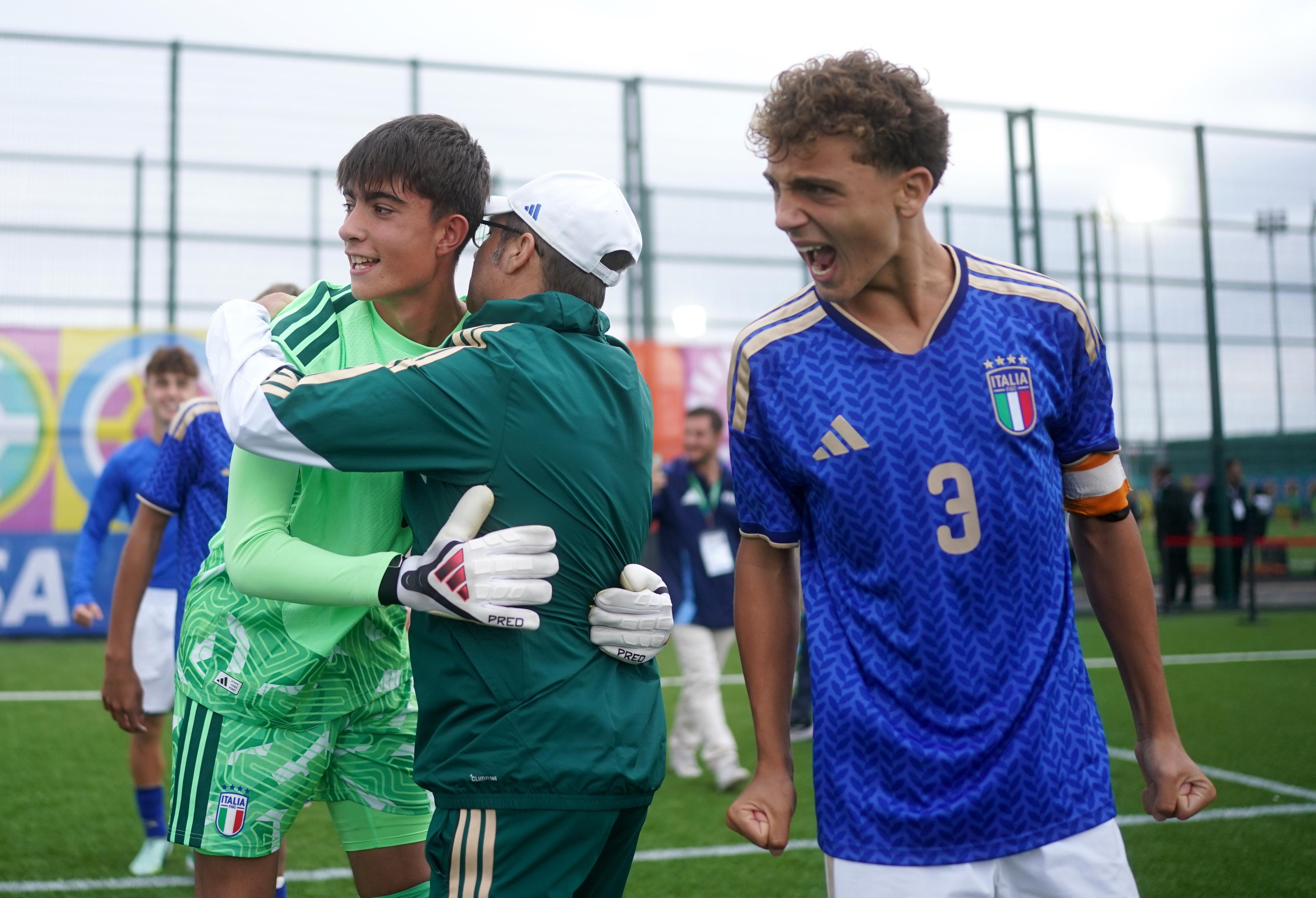 L’Italia vola agli ottavi: 4-3 al Perù ai rigori. Battisti: “È stata una partita tosta e fisica”